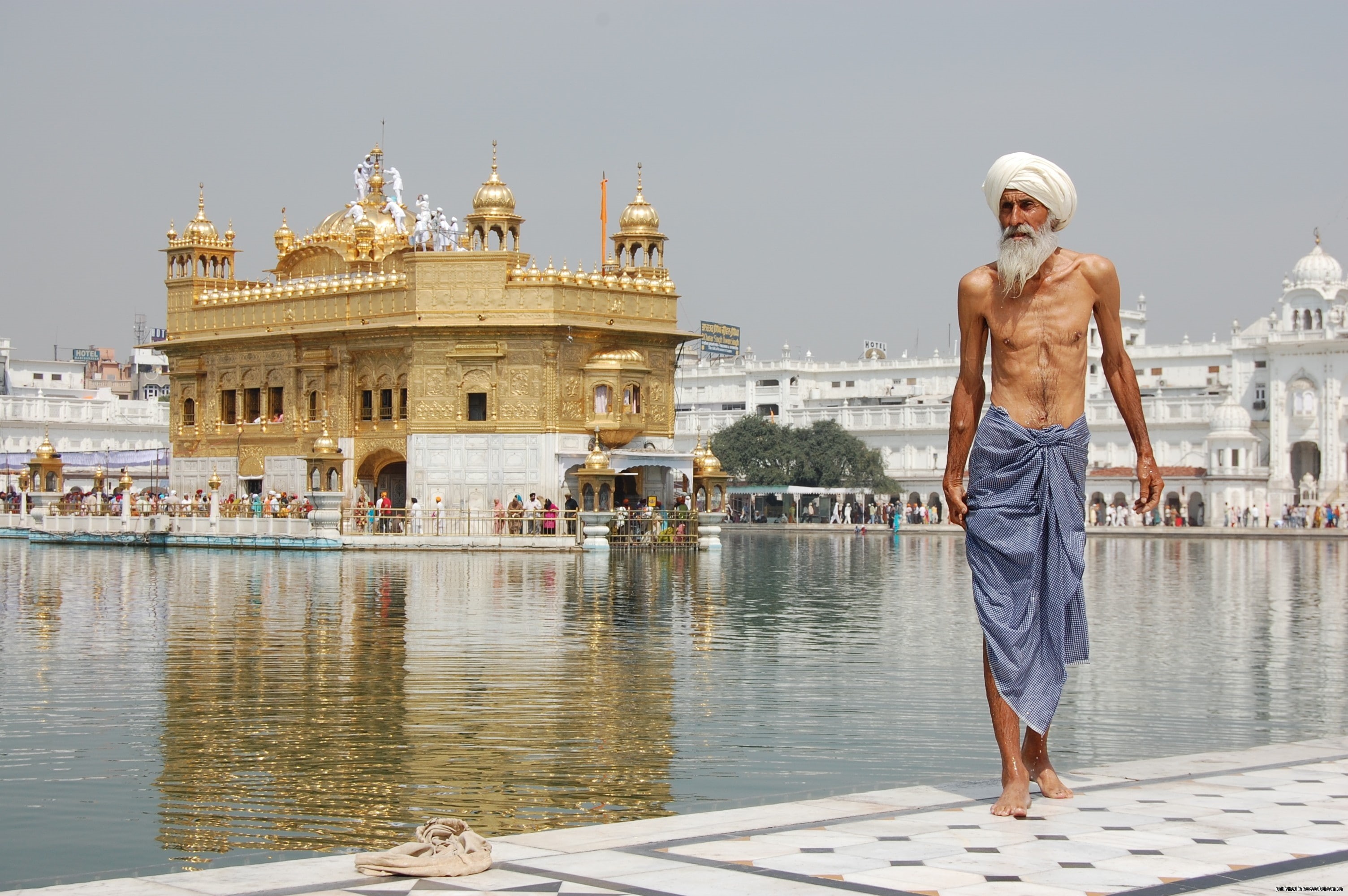 men, old people, crowds, 2K, India, sikh, beards, gold, water, people, Amritsar, architecture, shirtless, temple, barefoot, HD Wallpaper