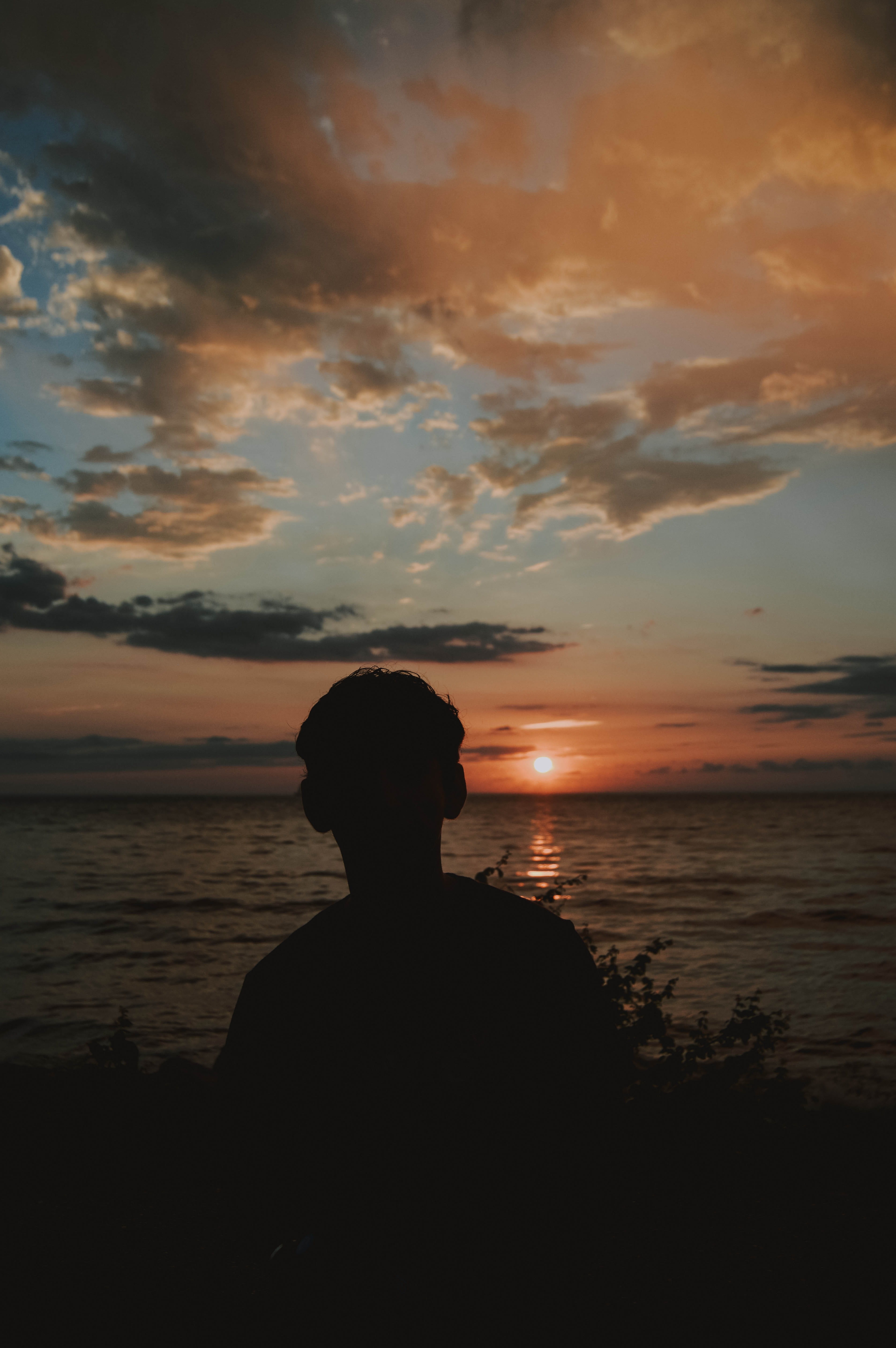 tranquil scene, calm, body, golden sunset, leisure activity, looking at view, waves, people, tranquility, light, boy, land, horizon over water, alone, one person, Phone HD Wallpaper