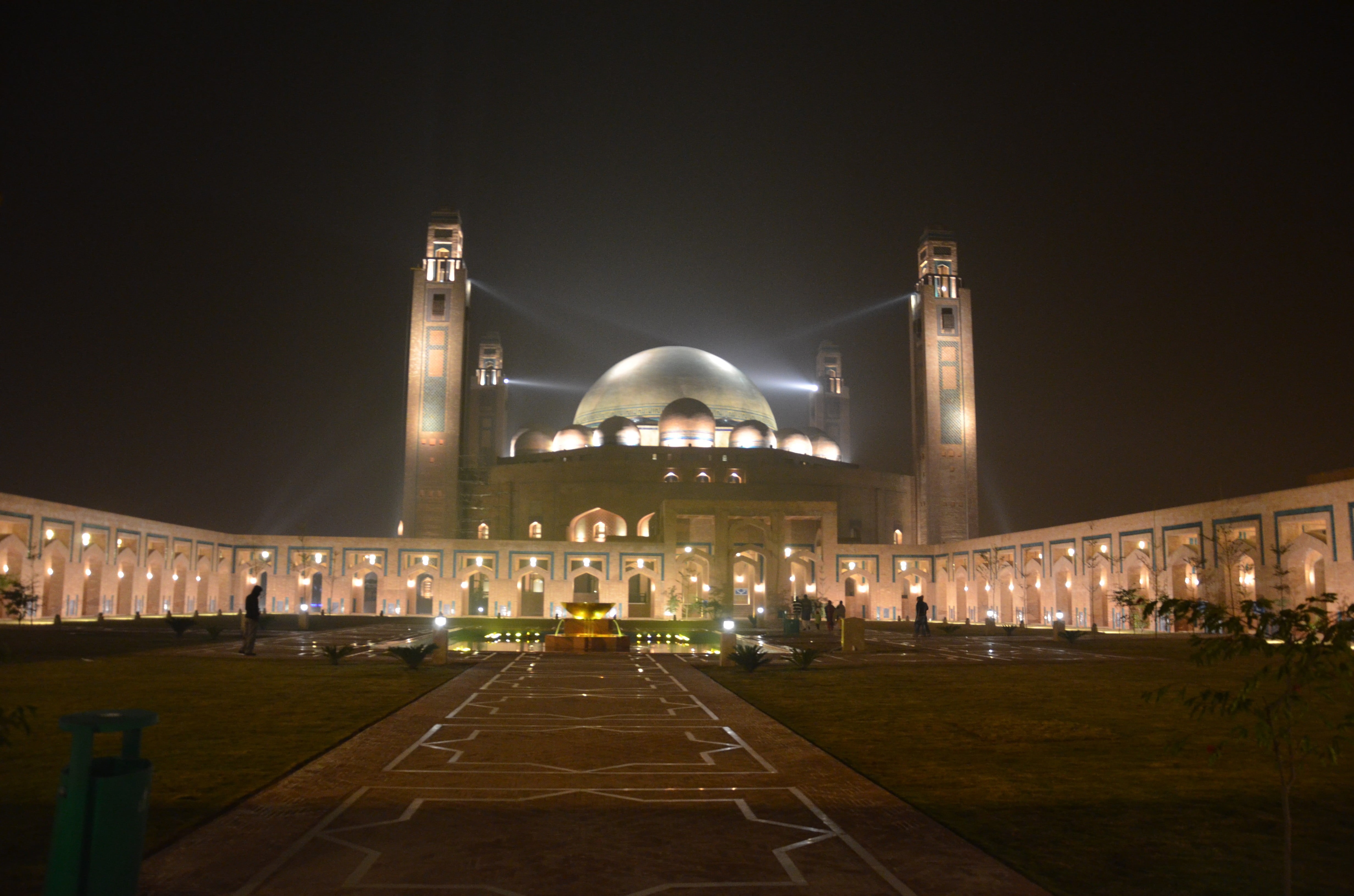 night, arch, building, city, 4K, outdoors, illuminated, history, building exterior, sky, dome, architectural column, travel destinations, Lahore, incidental people, HD Wallpaper