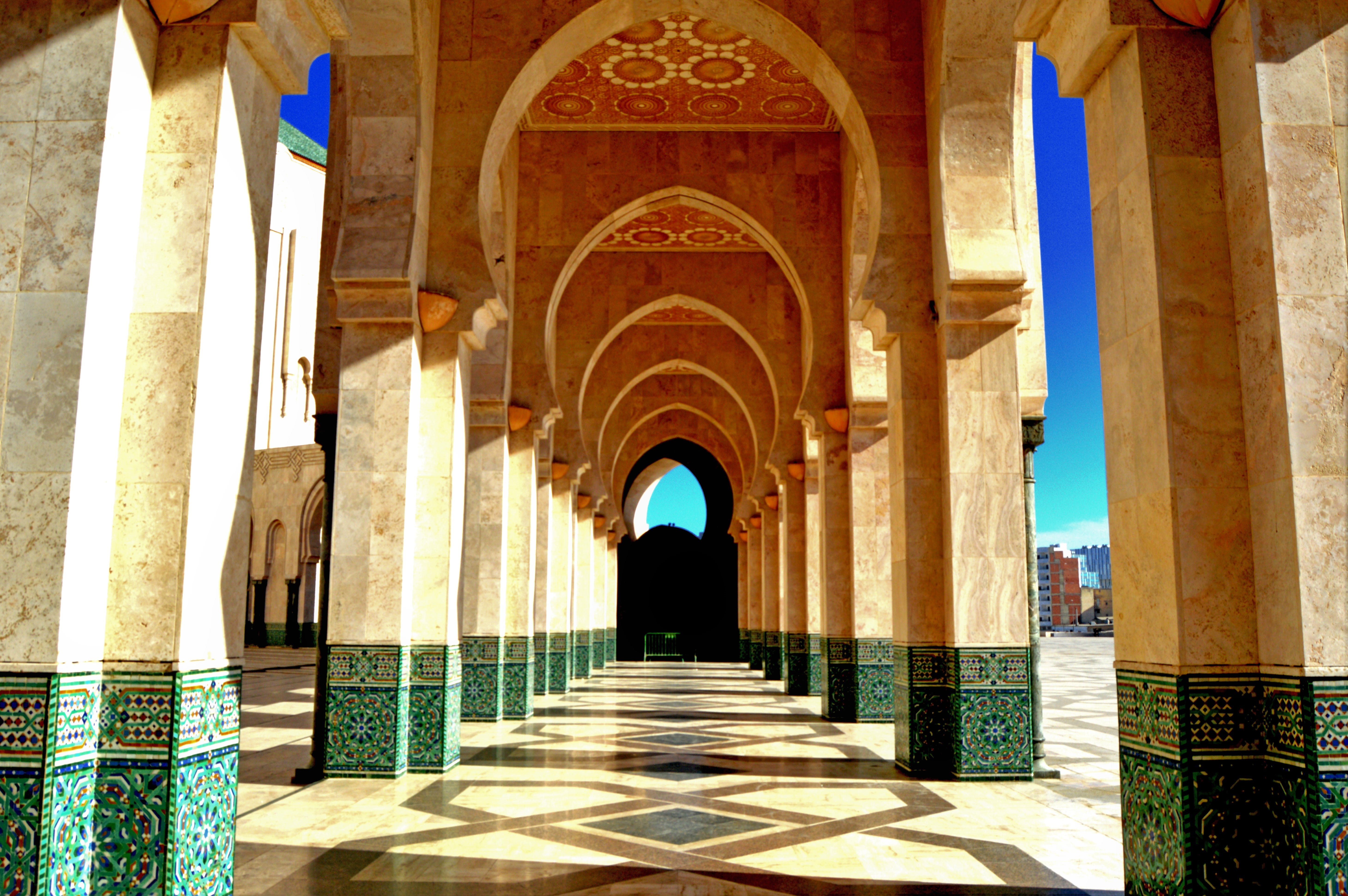 travel destinations, diminishing perspective, nature, corridor, arch, direction, sunlight, architectural column, 5K, islamic architecture, building, incidental people, HD Wallpaper