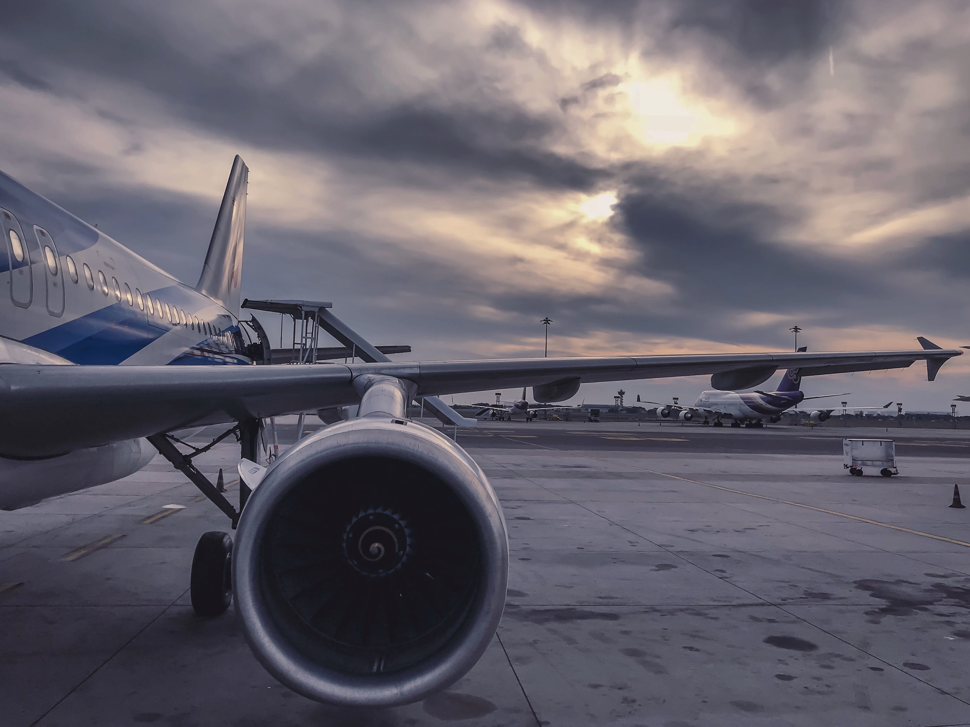 plane, 4K, no people, air vehicle, cloudy sky, jet, aviation, cloud - sky, aircraft wing, engine, gray, travel, transportation, aerospace industry, public transportation, HD Wallpaper