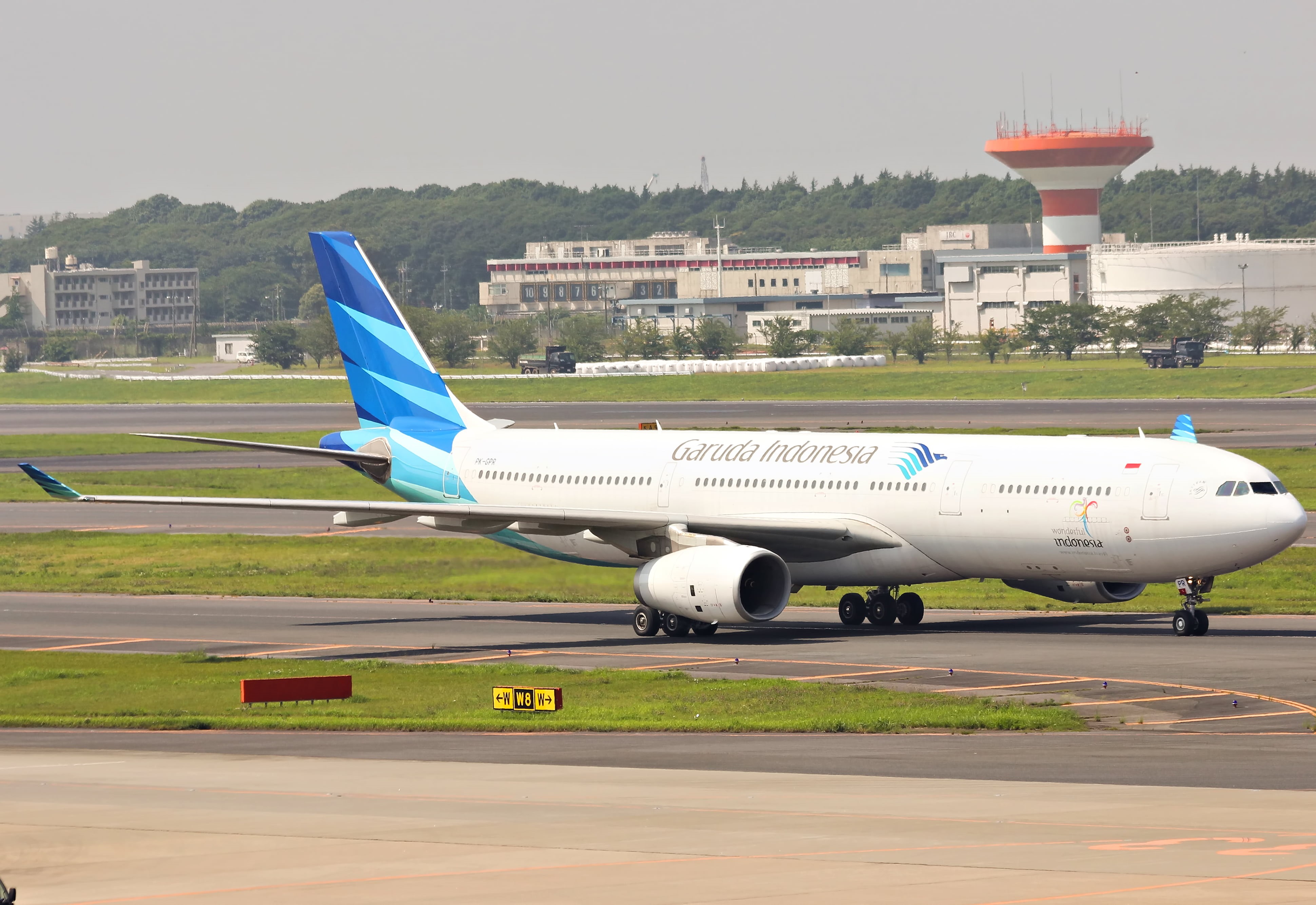 Airbus 330, indonesia, manchester - England, airplane, Garuda Indonesia, sky, A330, editorial, 4K, landing - Touching Down, people Traveling, PK, business, HD Wallpaper