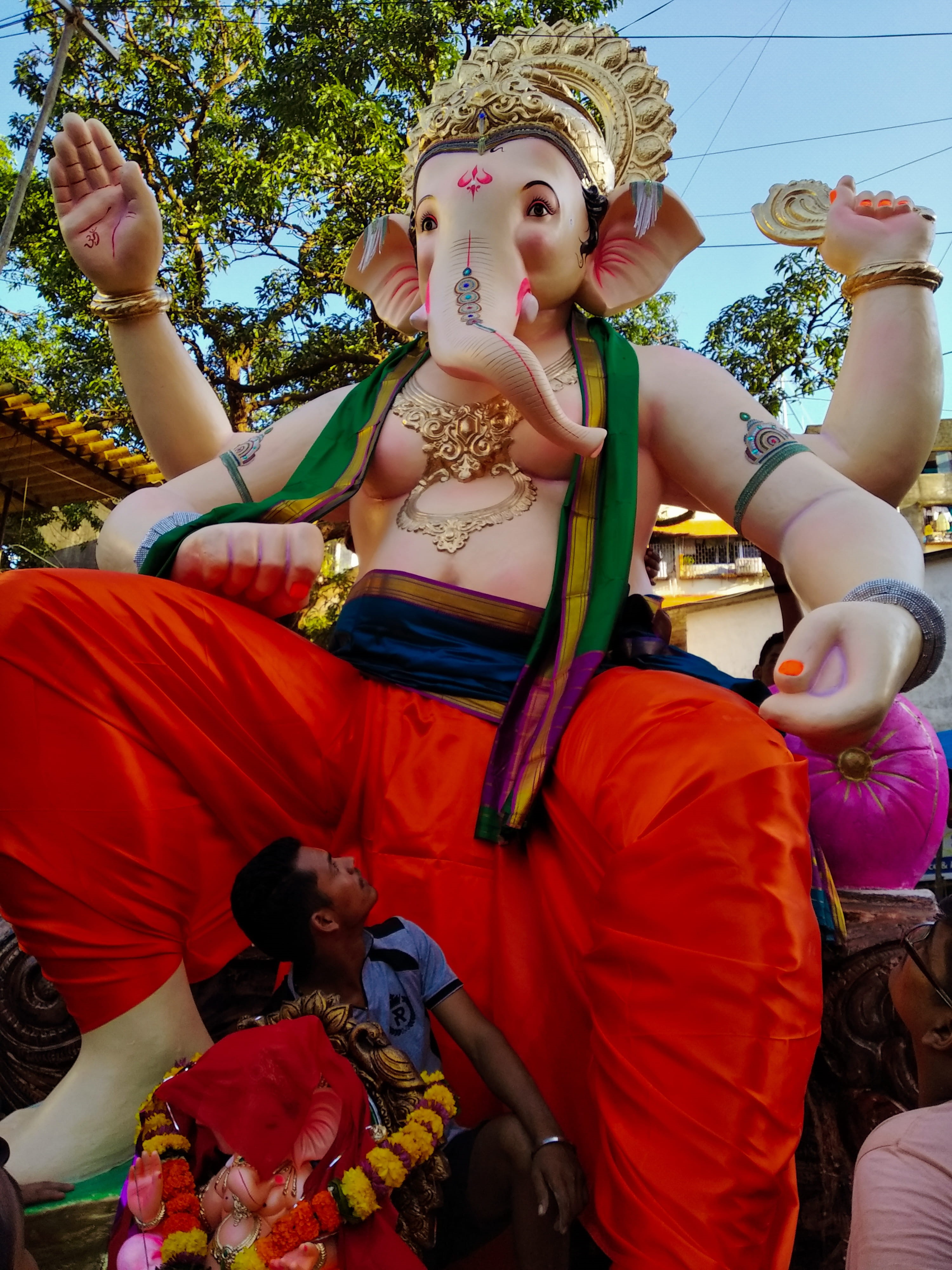harshit, lifestyles, day, trees, belief, ganpati, sculpture, skies, 4K, bappa, spirituality, god, men, india, male likeness, women, nature, human representation, Phone HD Wallpaper