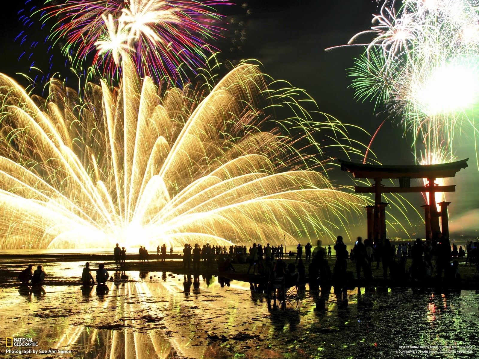 crowds, 720P, Japan, National Geographic, Hiroshima, festivals, Miyajima, torii, fireworks, HD Wallpaper