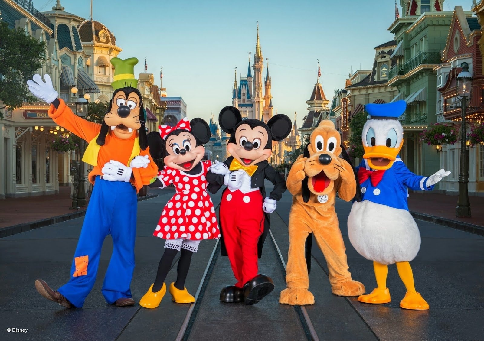dressing up, Minnie Mouse, building exterior, child, built structure, city, Disney, females, celebration, outdoors, Goofy, mask, disguise, real people, HD Wallpaper