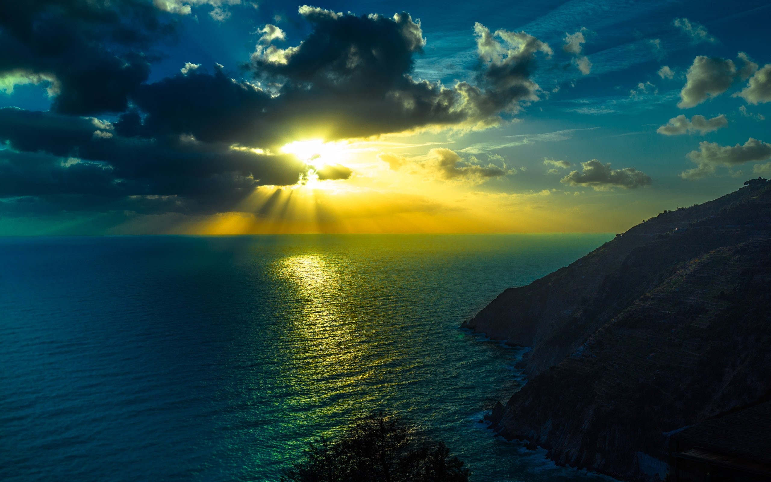 sunrise, Rays, Dusk, behind, 2K, Clouds, Ocean, Sun, Mountains, golden, Sea, Sky, HD Wallpaper