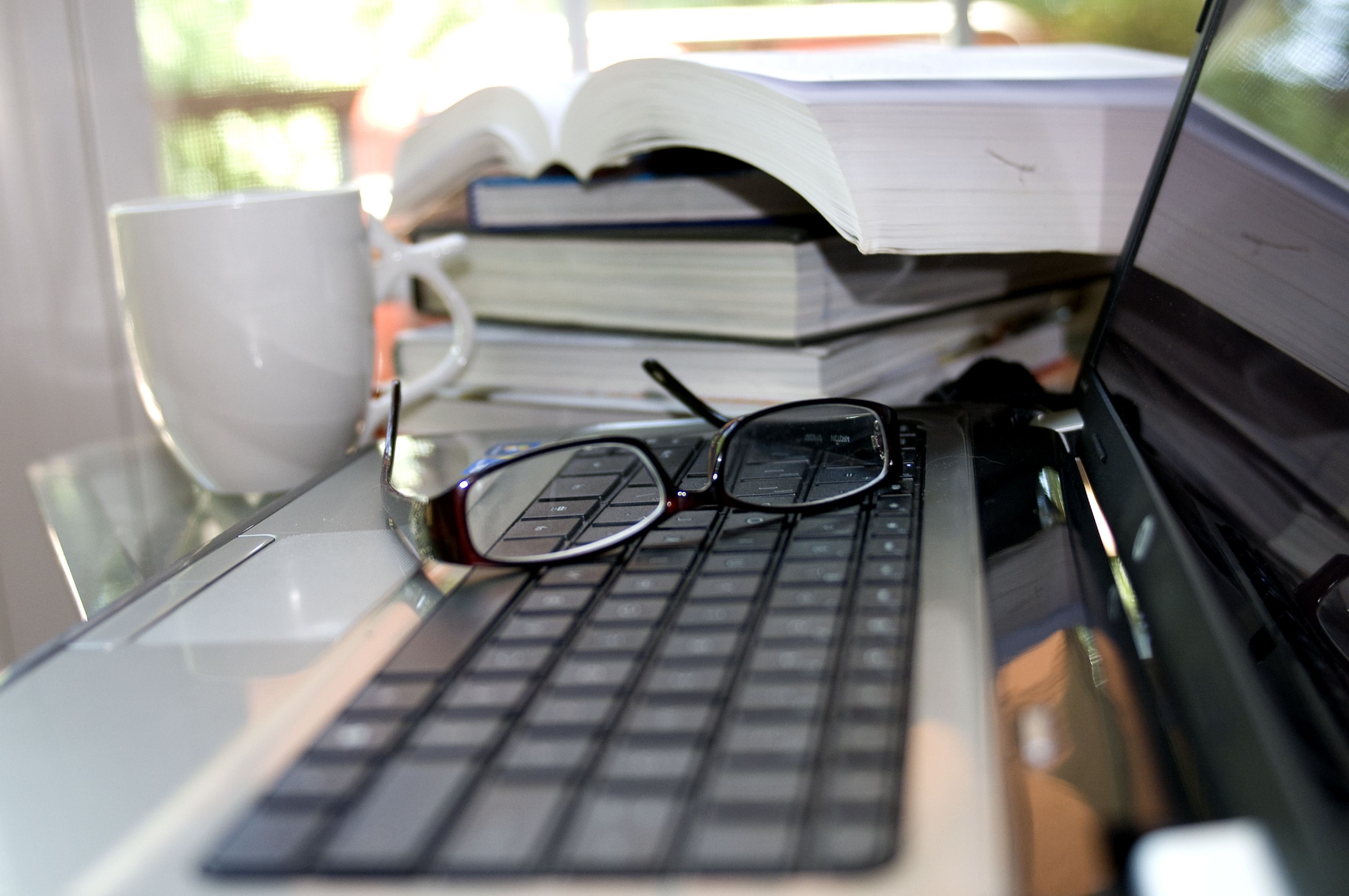 web, furniture, desk, marketing, cup of coffee, workplace, designate, indoors, wireless technology, surf, studies, digital, mouse, screen, sunglasses, HD Wallpaper
