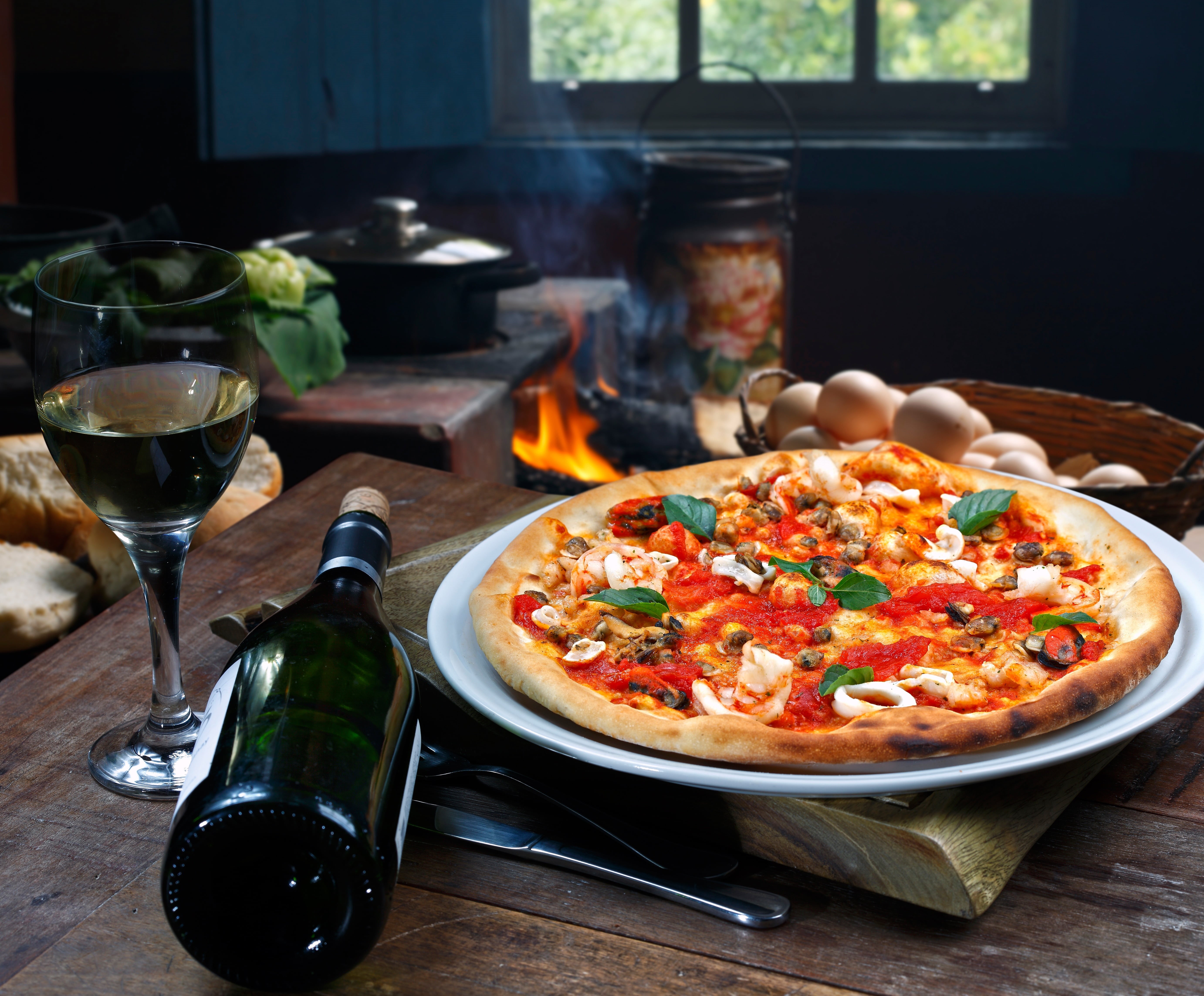 bottle, pizza, table, glass, bokeh, wine, kitchen, 5K, hut, oven, fire, HD Wallpaper