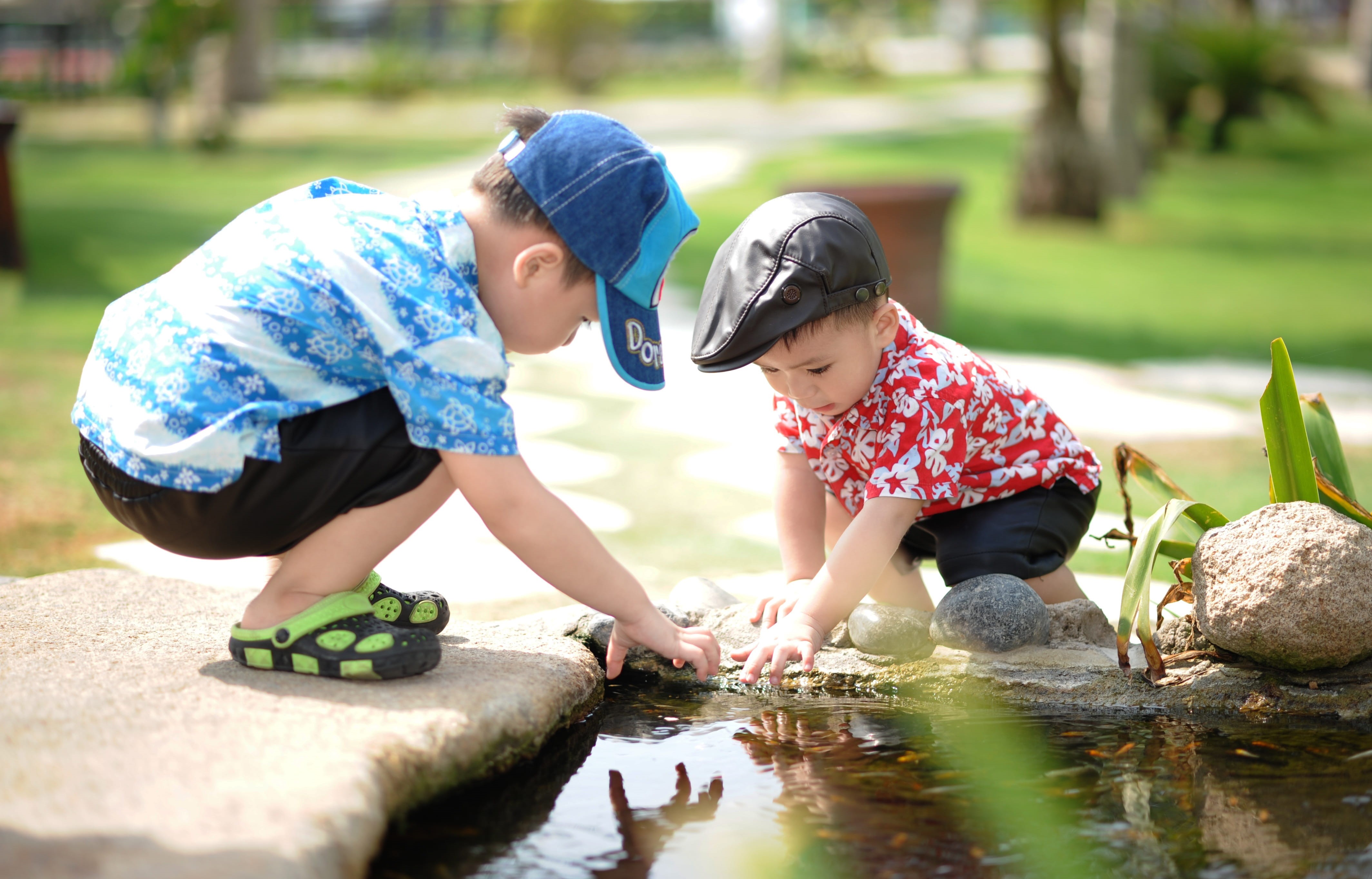 cute, child, 4K, white, women, two people, bonding, young, kids, innocence, shirt, fun, casual clothing, full length, outdoors, boys, togetherness, help, HD Wallpaper