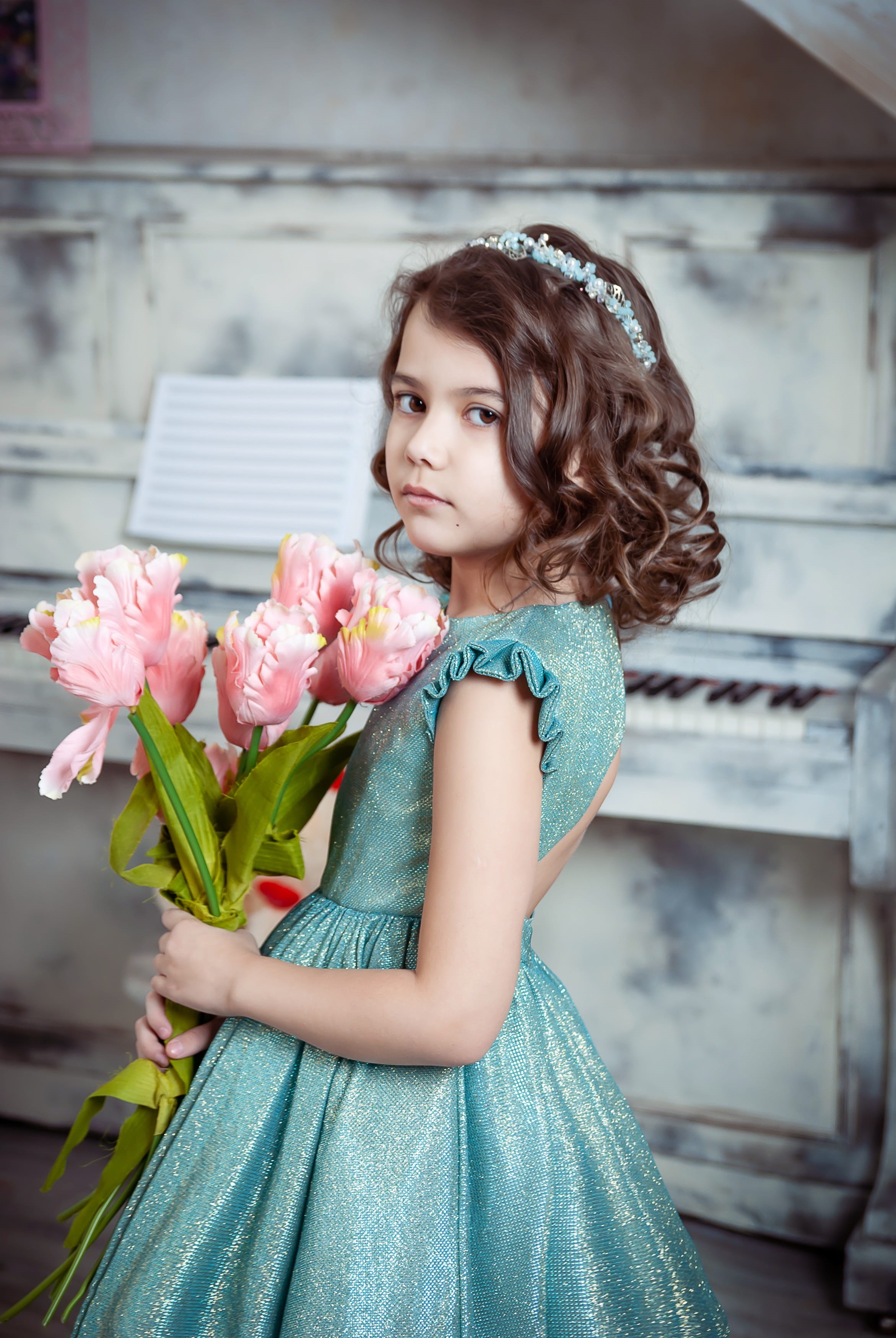 one person, leisure activity, lifestyles, plant, portrait, bouquet, beauty in nature, young, flower arrangement, face, happy, real people, child, flowers, Phone HD Wallpaper