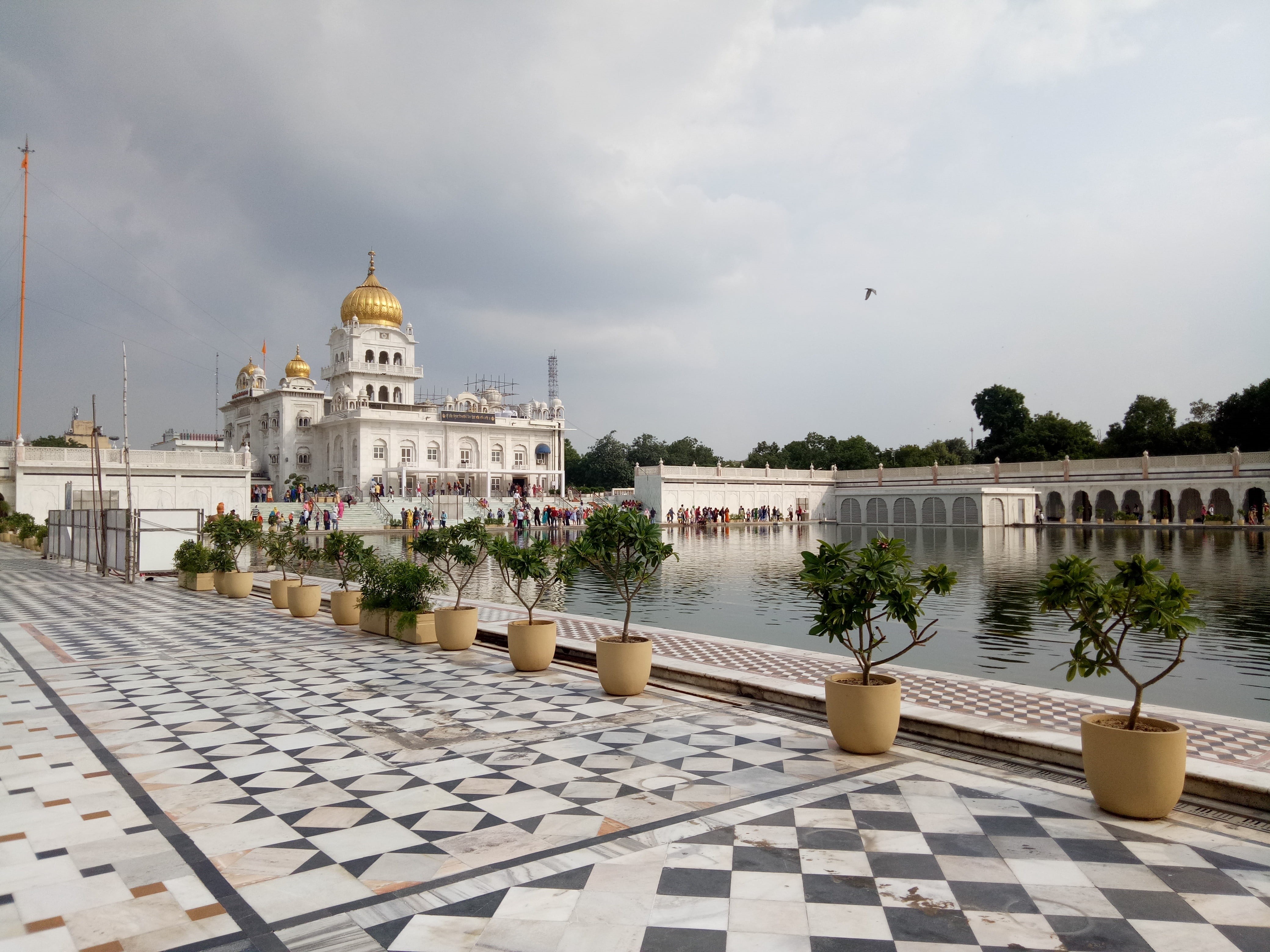 swimming pool, dome, architecture, building, bangla sahib, outdoors, water, built structure, belief, plant, building exterior, nature, cloud - sky, 4K, HD Wallpaper