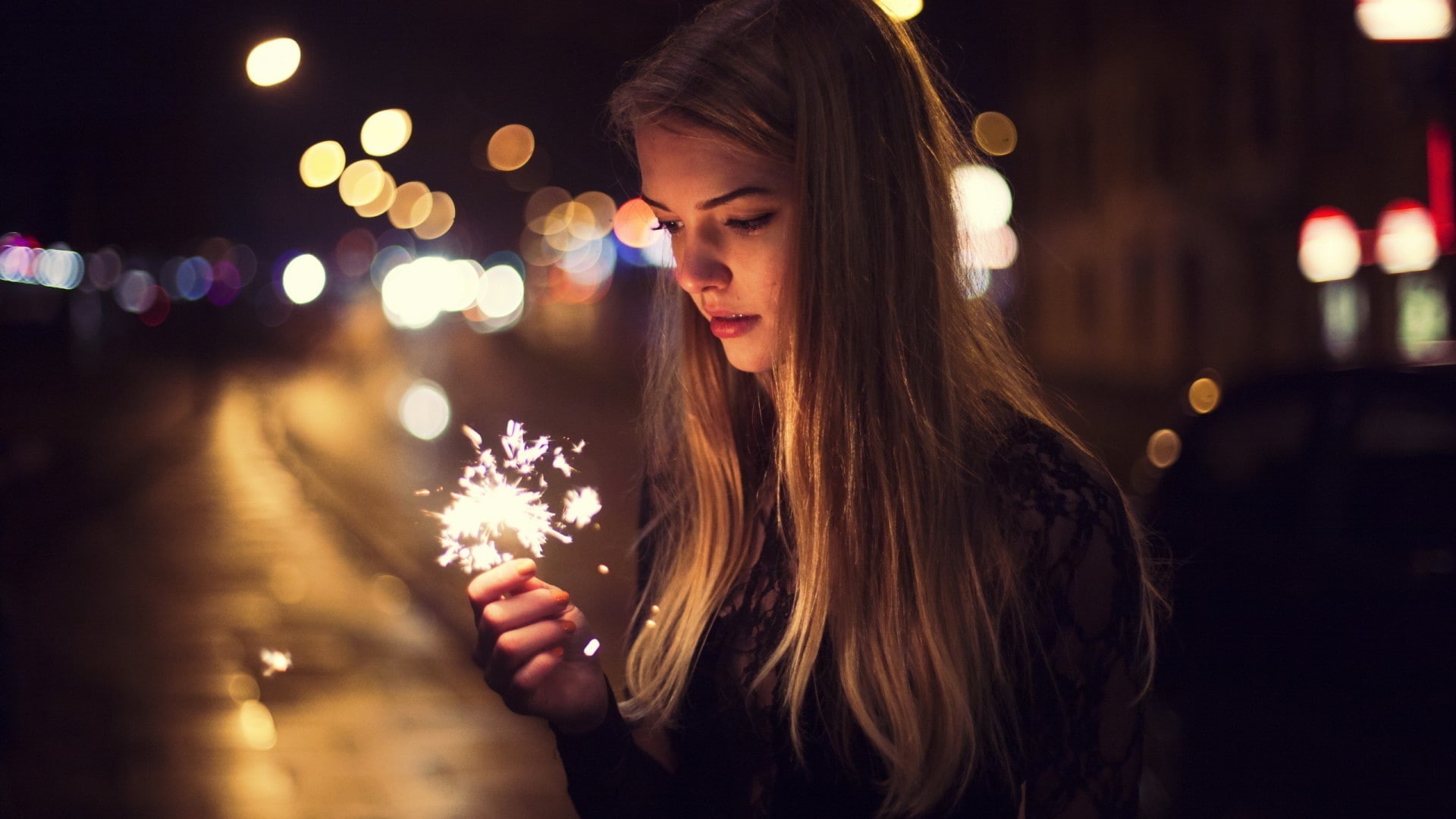 holding, night, women outdoors, blonde, lifestyles, lights, sparkles, black clothing, top, sparkler, s, hair, city street, young women, adult, open mouth, HD Wallpaper