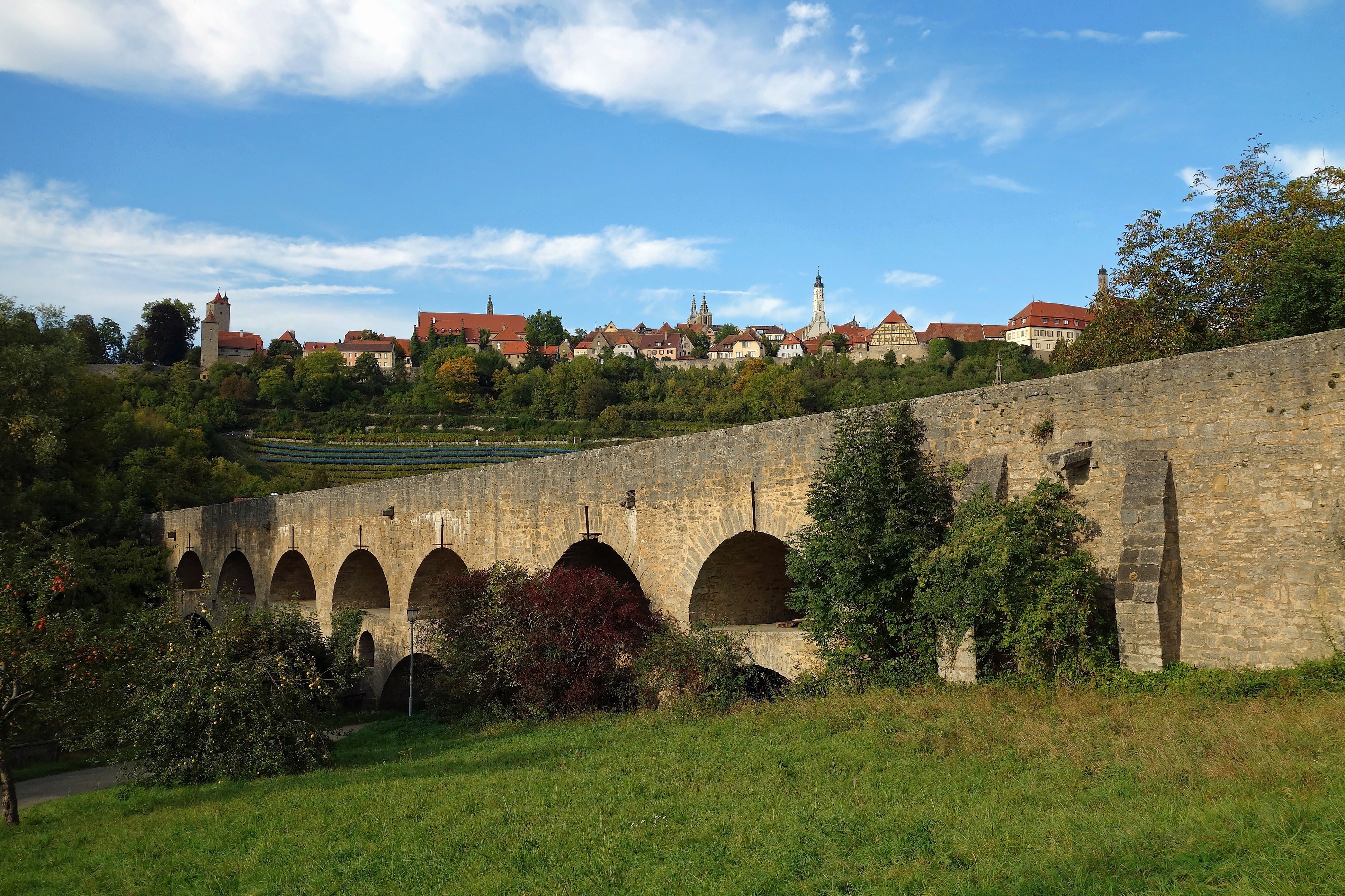 sky, bridge, grass, arch, cloud - sky, 4K, arch bridge, the past, buildings, germany, trees, roman, day, field, scenic, old, arched, spring, bridge - man made structure, HD Wallpaper