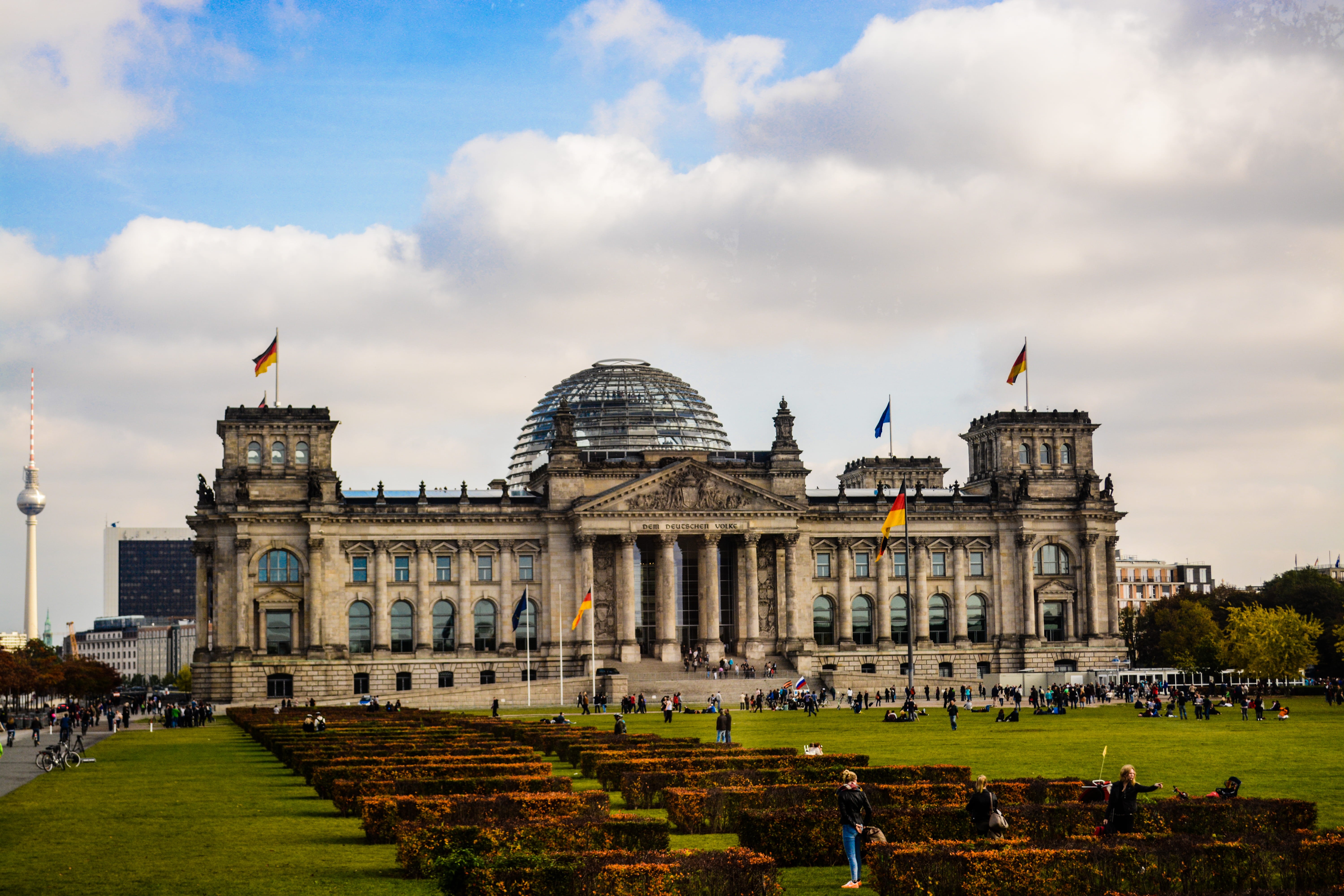 built structure, cloud - sky, travel destinations, berlin, architecture, reichstag building, incidental people, nature, germany, tourism, sky, large group of people, HD Wallpaper