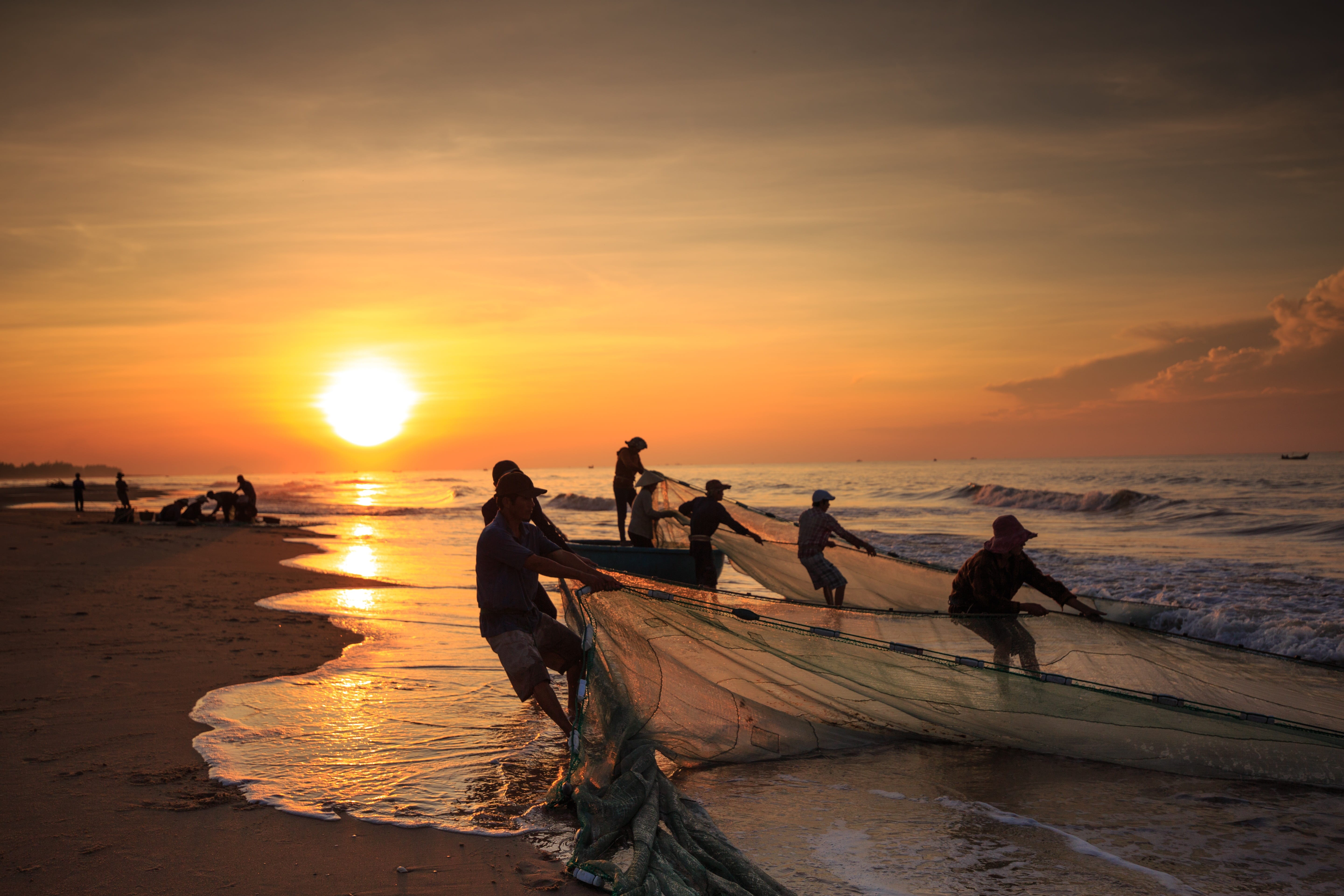 country, 5K, the countryside, sunlight, water, scenics - nature, sun, fisherman, horizon, sky, nature, beach, ship, asia, the beach, fishing, land, leisure activity, HD Wallpaper