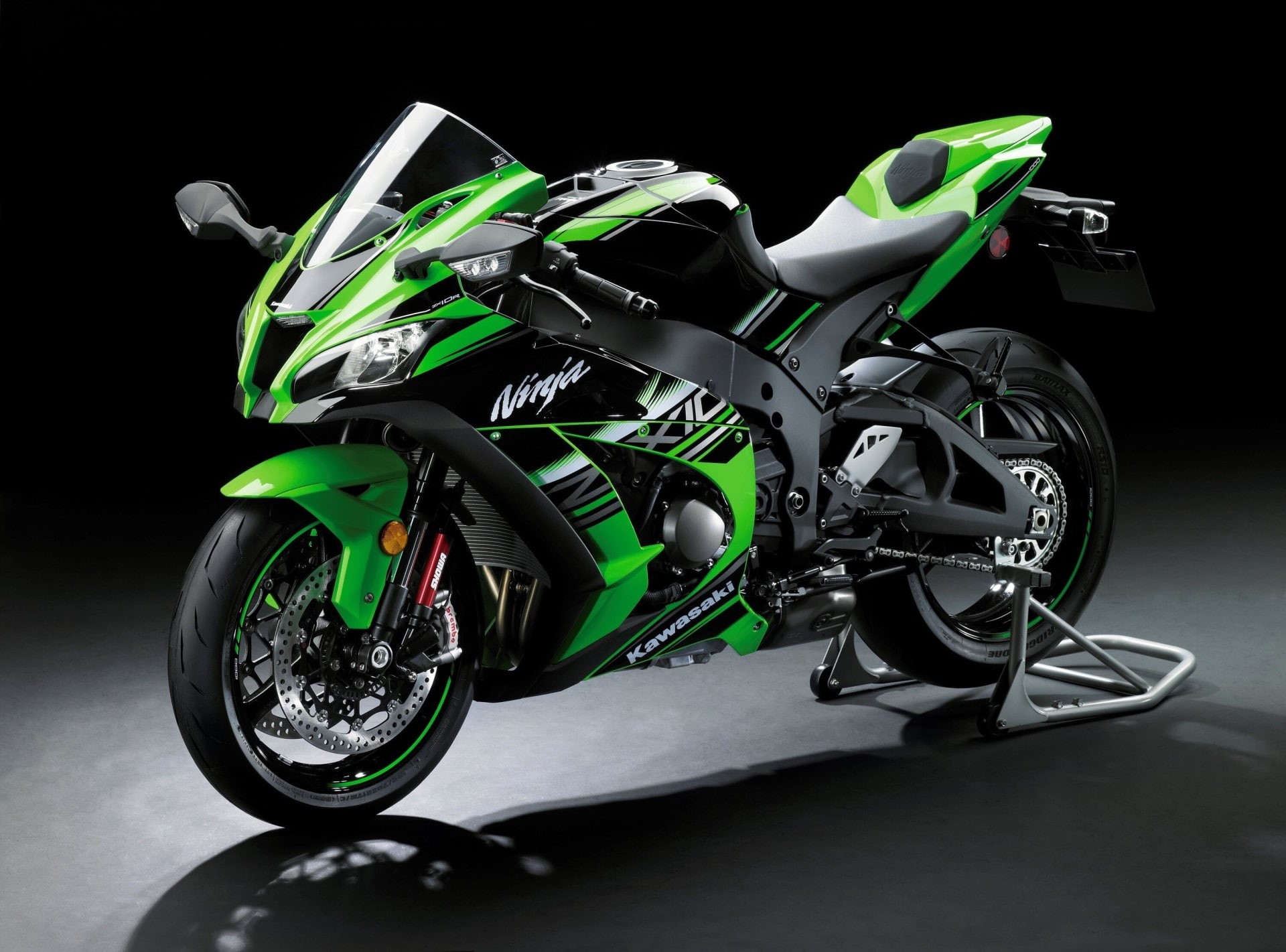 stationary, single object, land vehicle, studio shot, mode of transportation, luxury, indoors, black background, transportation, 1080P, green color, black color, HD Wallpaper