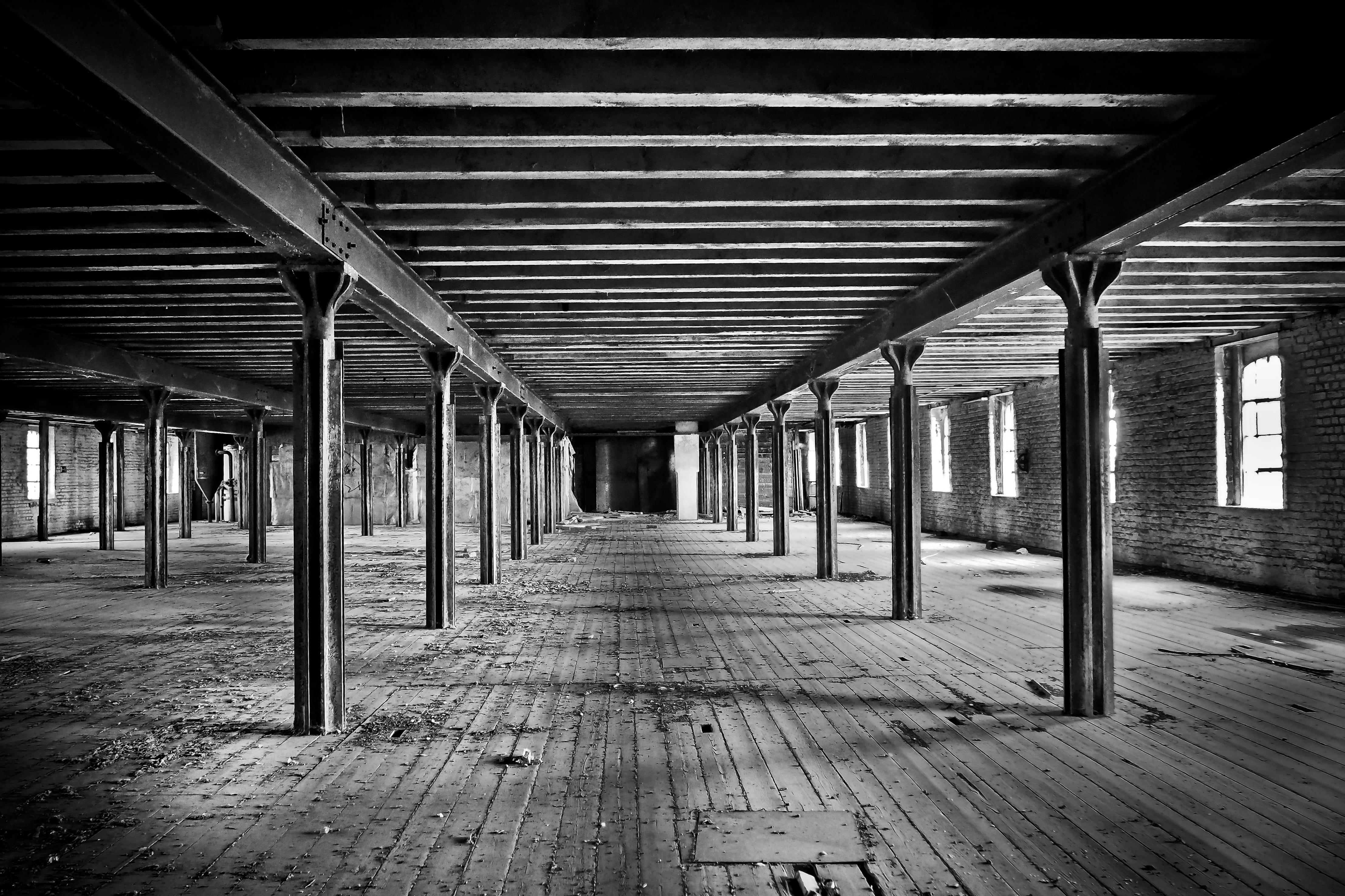 old kontor, neglected, run down, transient, grayscale, day, room, transience, creepy, pillar, graffiti, in a row, end, leave, empty, sw, photography, break up, HD Wallpaper