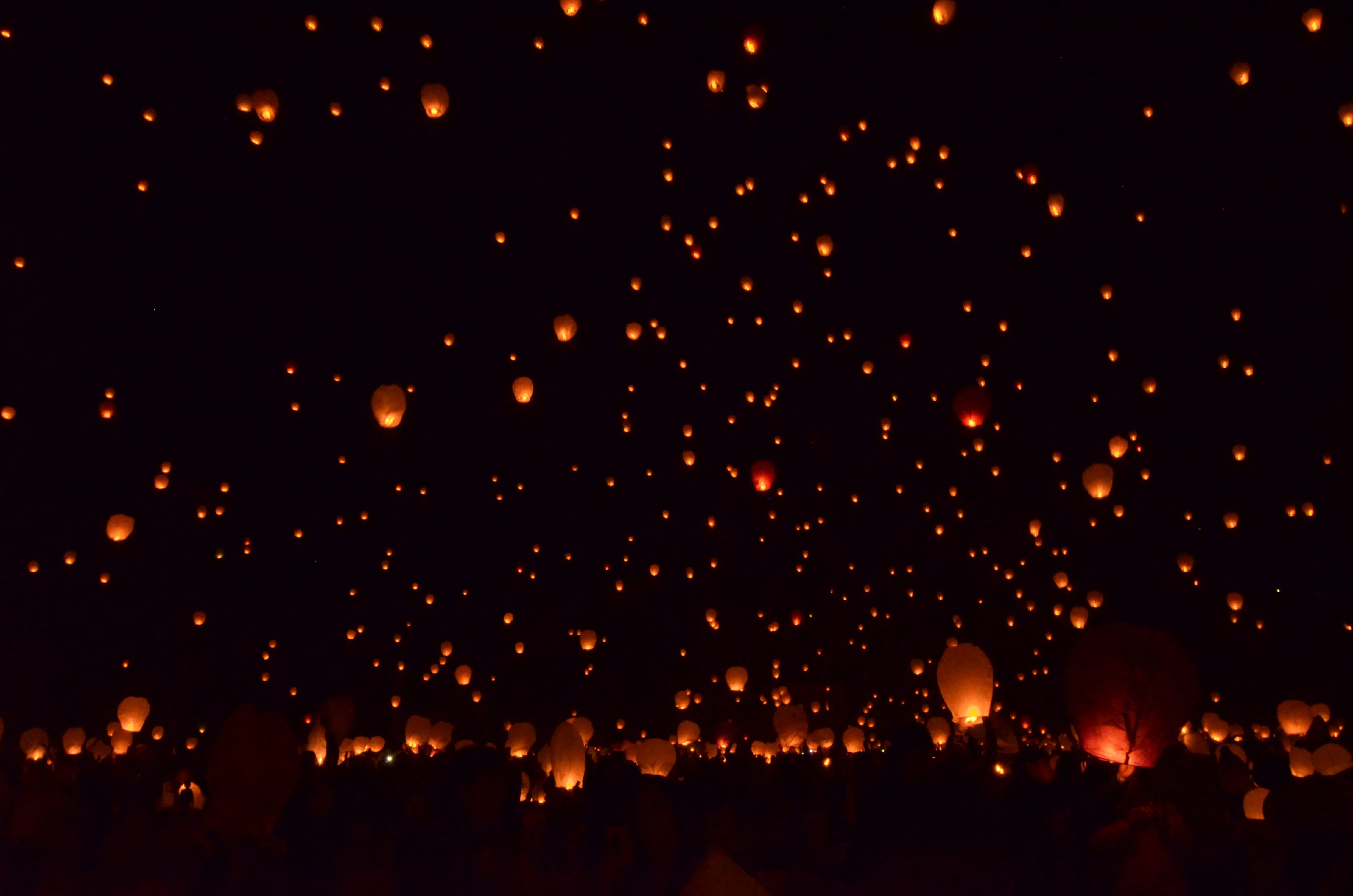 flying, tranquility, fire, candle, beauty in nature, dark, sky, lanternfest, photography, large group of objects, celebration, hd backgrounds, amazing, HD Wallpaper