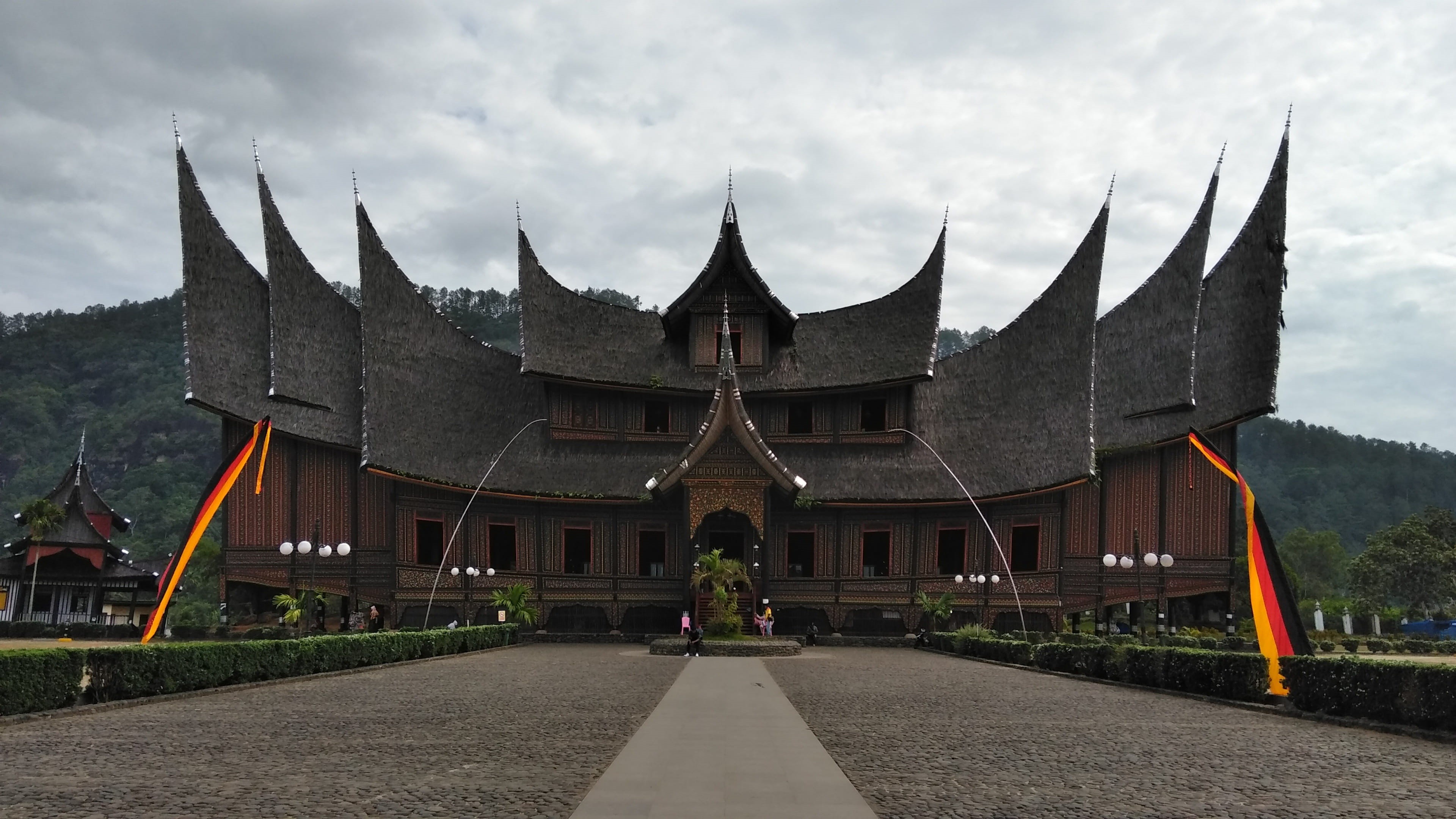 travel, sky, pagaruyung, 4K, religion, indonesian, nature, the past, building, outdoors, place of worship, building exterior, travel destinations, rumah gadang, HD Wallpaper