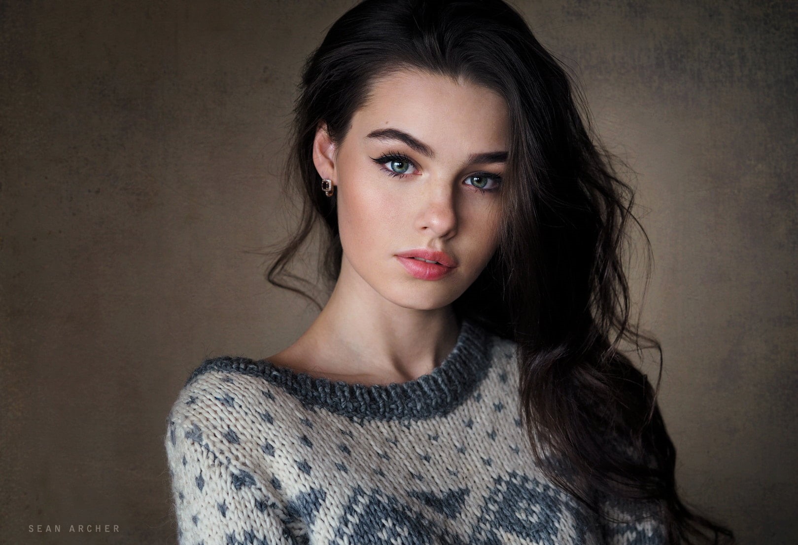 serious, simple background, sweater, lipstick, fashion, contemplation, model, 500px, looking at camera, adult, face, beautiful people, looking at viewer, HD Wallpaper