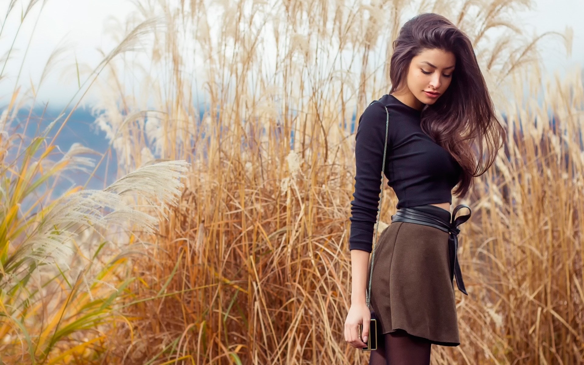 field, leisure activity, one person, beautiful woman, plant, fashion, real people, three quarter length, lifestyles, beauty, hair, women, young adult, cute girl picture 1920x1200, HD Wallpaper