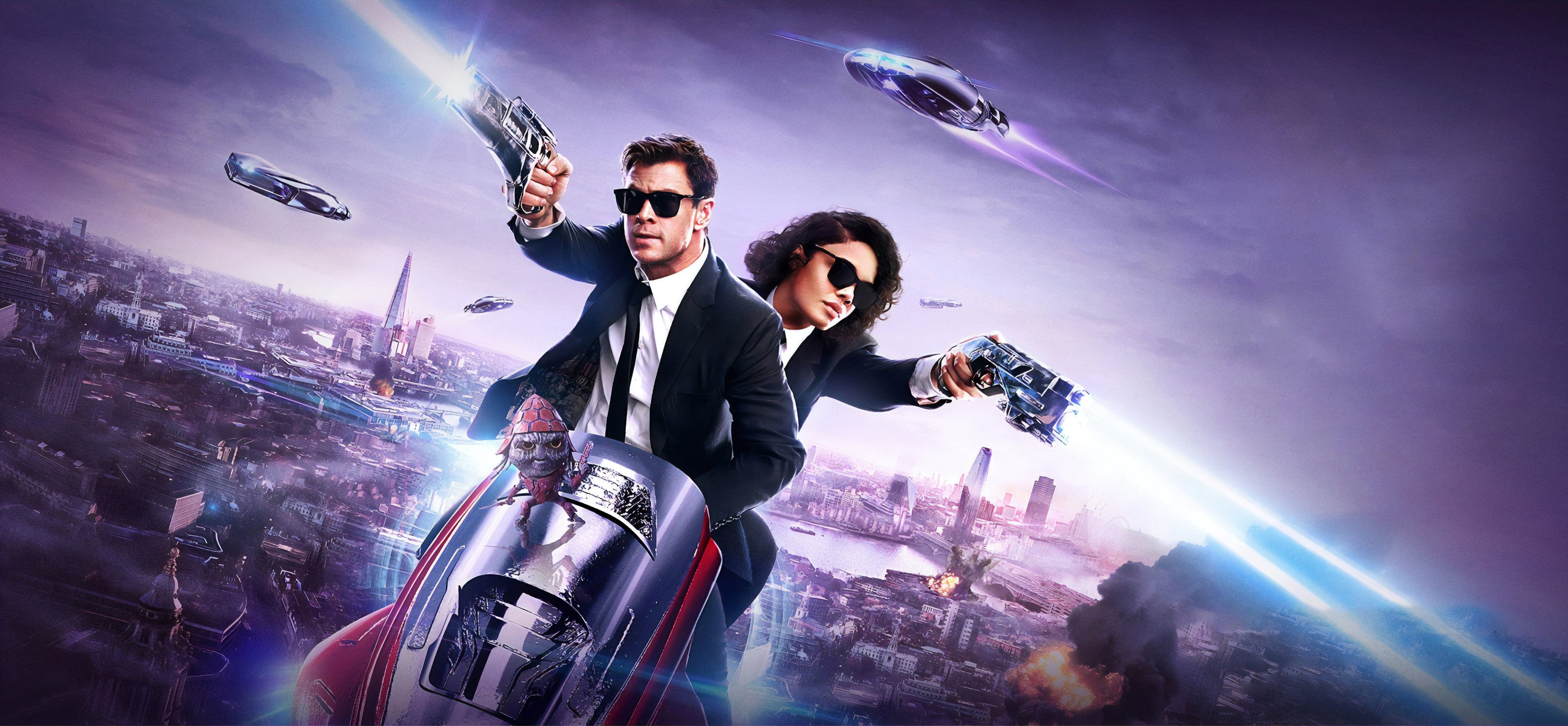 Chris Hemsworth, Rebecca Ferguson, Armed, Liam Neeson, MIB, Motorcycle, EXCLUSIVE, year, Laser Gun, Female, Guns, Sci-Fi, Movie, Men in Black, Bridge, Riza, HD Wallpaper