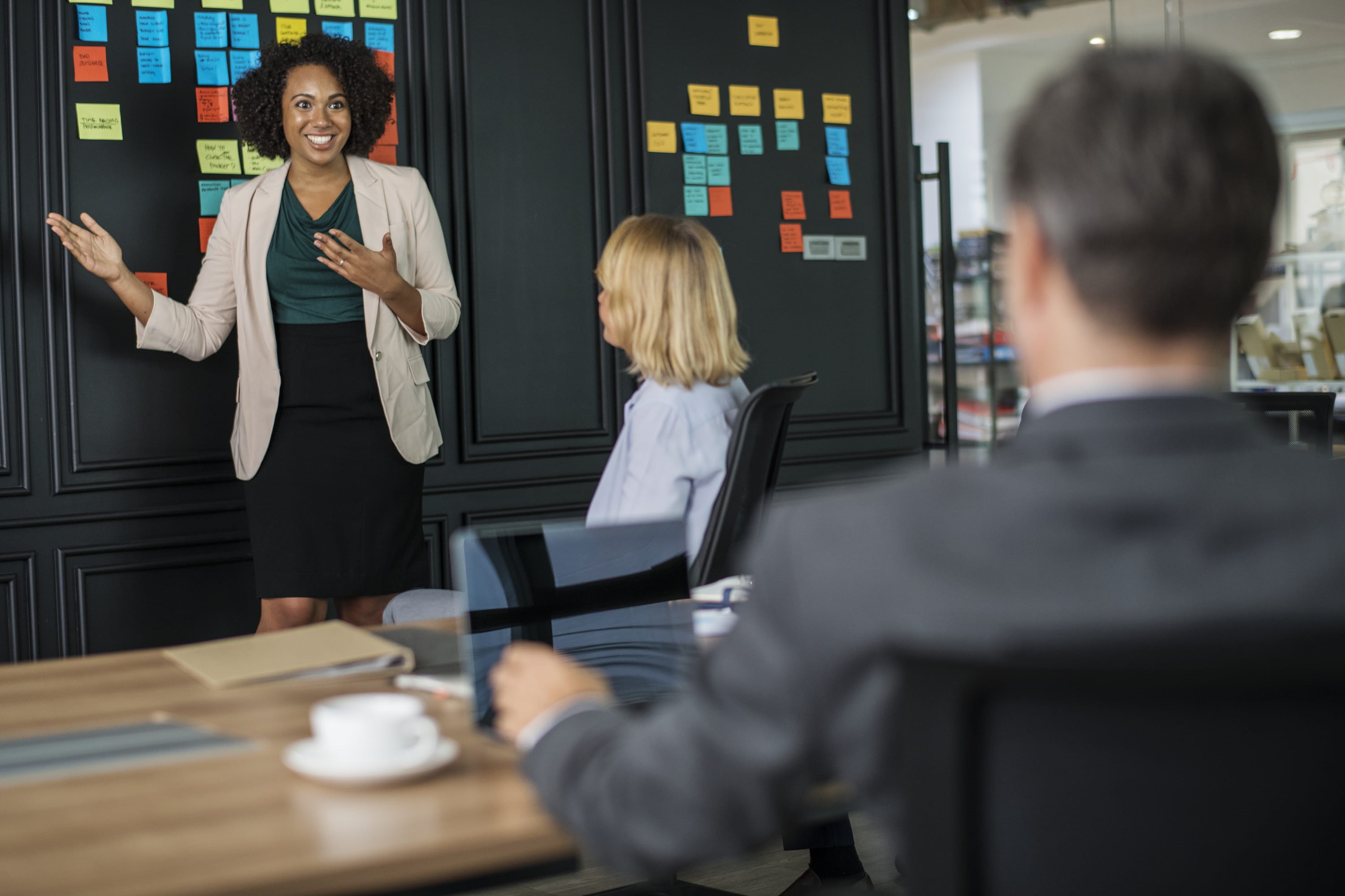 sticky notes, males, mature women, meeting, businesswoman, mature men, seminar, colleagues, coworker, business, people, business person, teamwork, well-dressed, HD Wallpaper