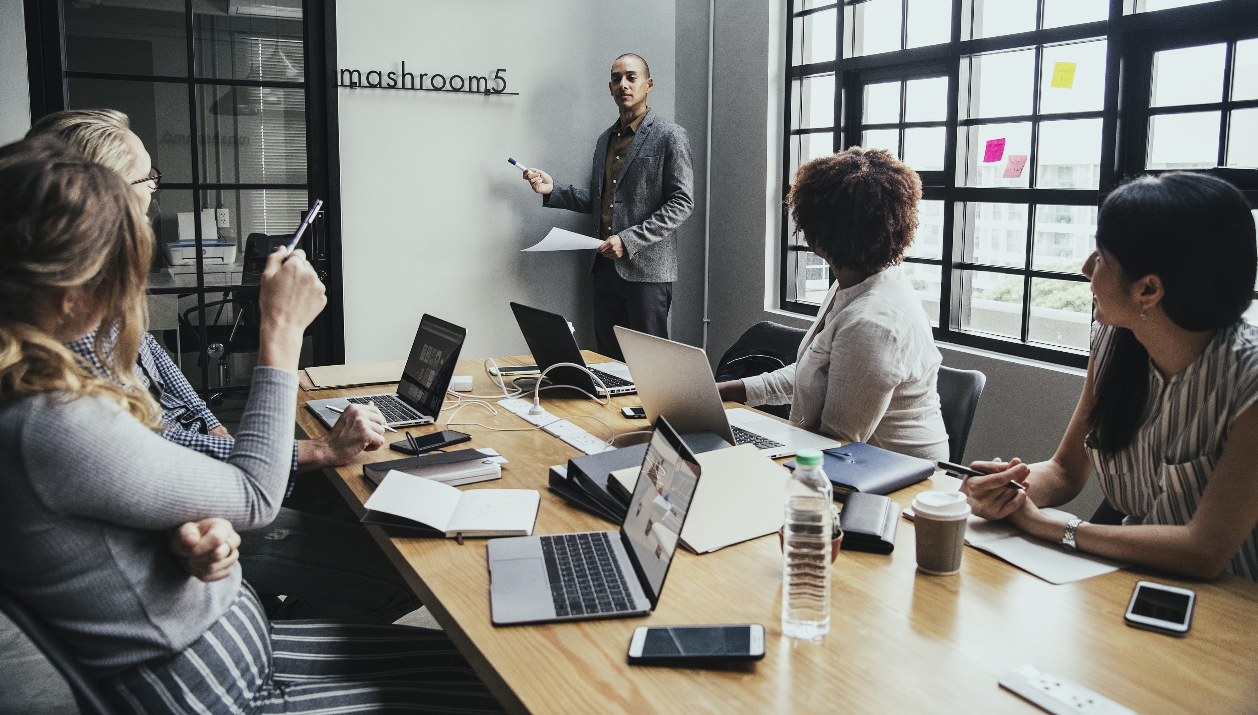 near, cooperation, wireless technology, european, communication, togetherness, computer, table, pen, desk, indoors, furnitures, presentation, serious, business, HD Wallpaper