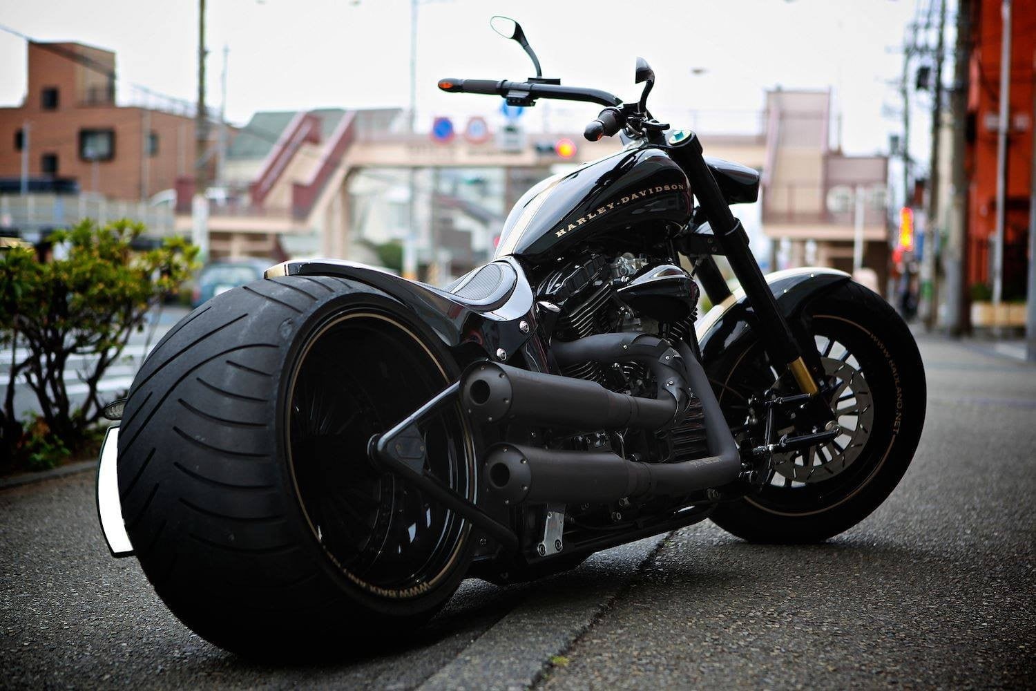 720P, Harley-Davidson, motor vehicle, transportation, day, built structure, outdoors, mode of transportation, stationary, retro styled, focus on foreground, HD Wallpaper