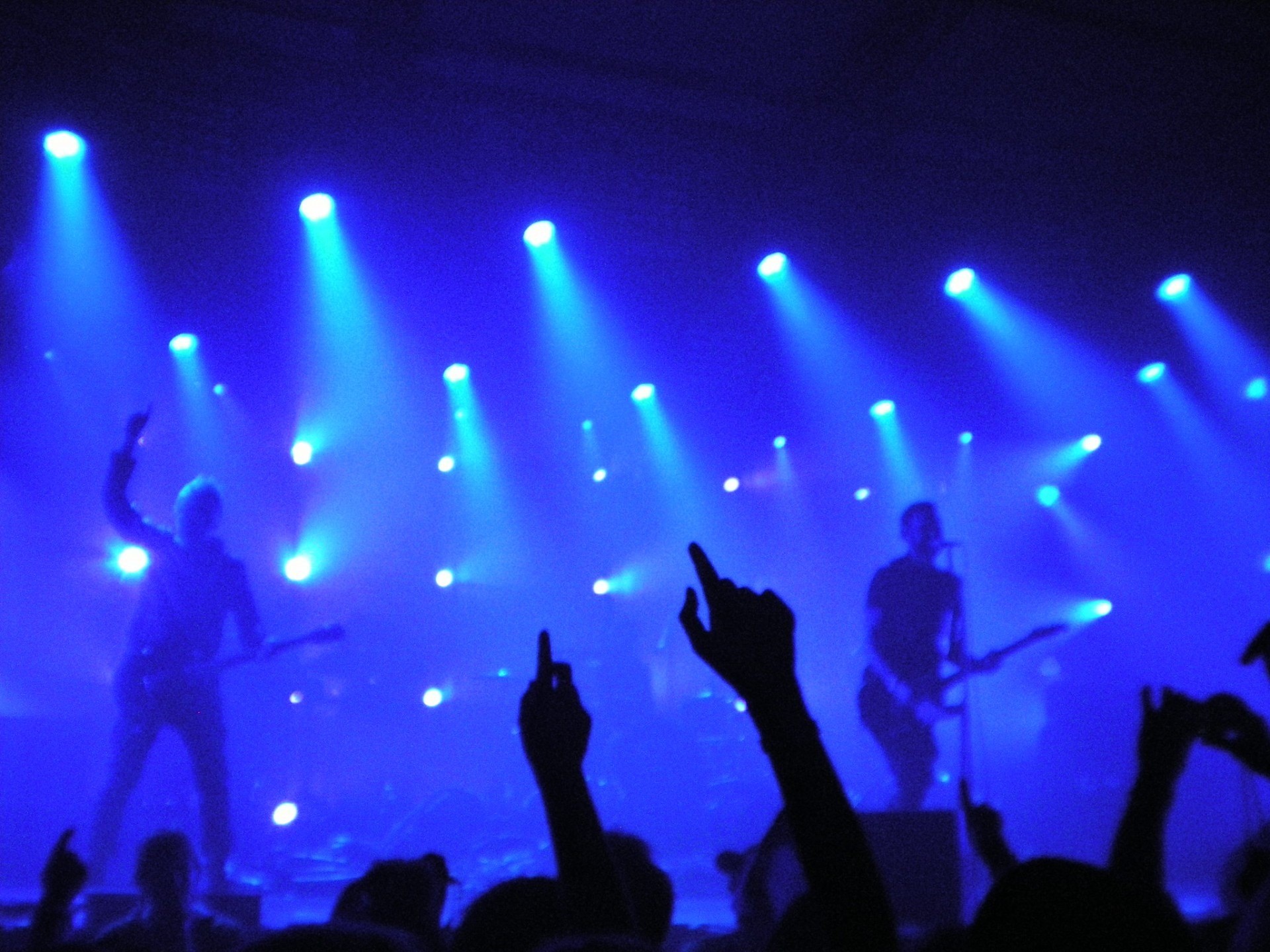 rock, men, guitar, event, people, human arm, party - Social Event, photo, hands, audience, hand, dancing, show, human limb, stage - Performance Space, HD Wallpaper