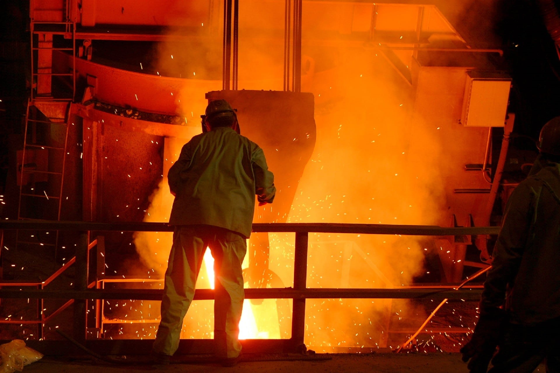 hot, real people, industrial, foundry, factory, protection, heat - Temperature, fire, industry, cast, glowing, pants, people, manufacturing, manual Worker, HD Wallpaper