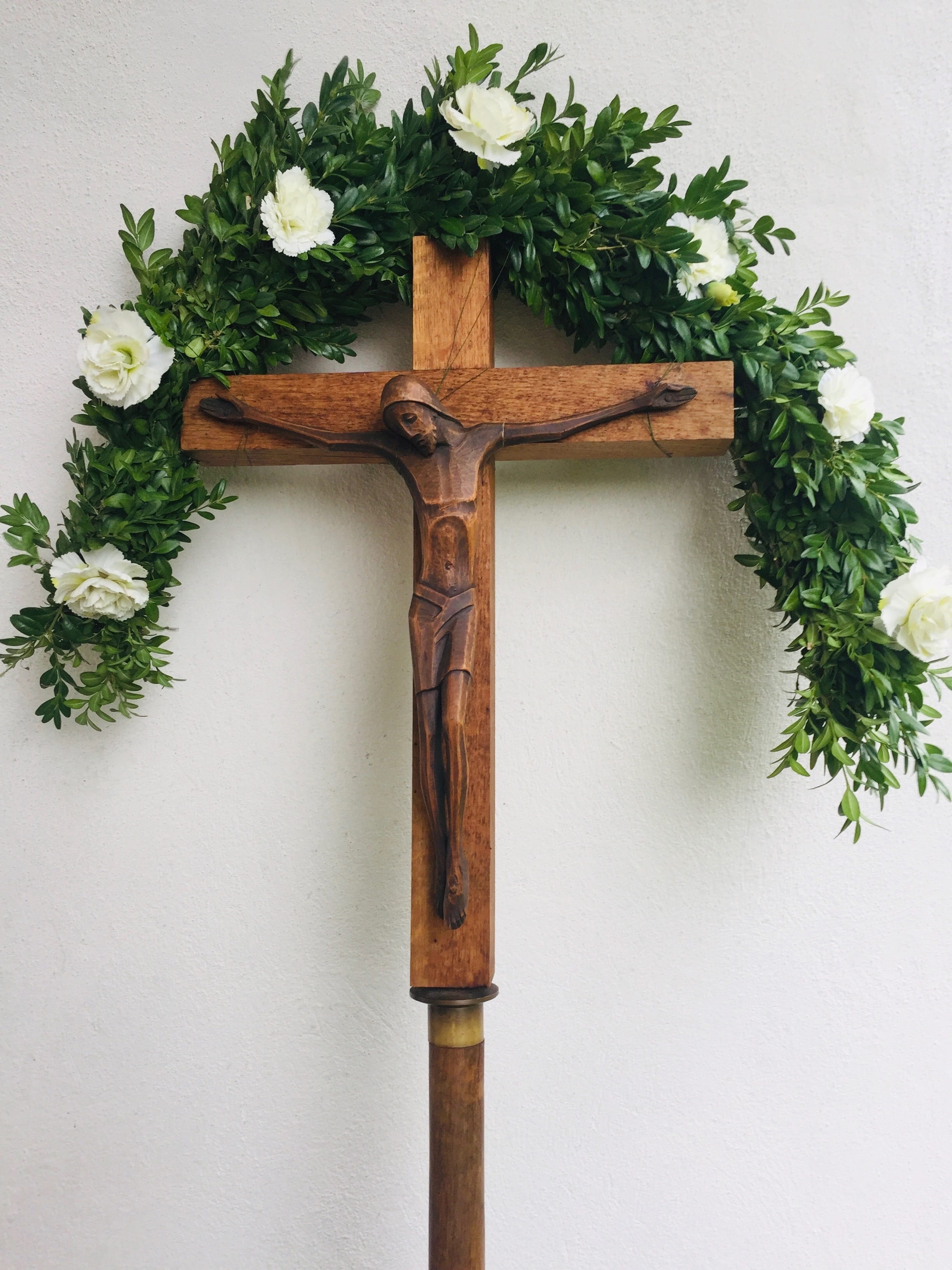 good friday, wall - building feature, flower, art and craft, faith, crucifix, christianity, religious, belief, holy, close-up, wood - material, nature, Phone HD Wallpaper