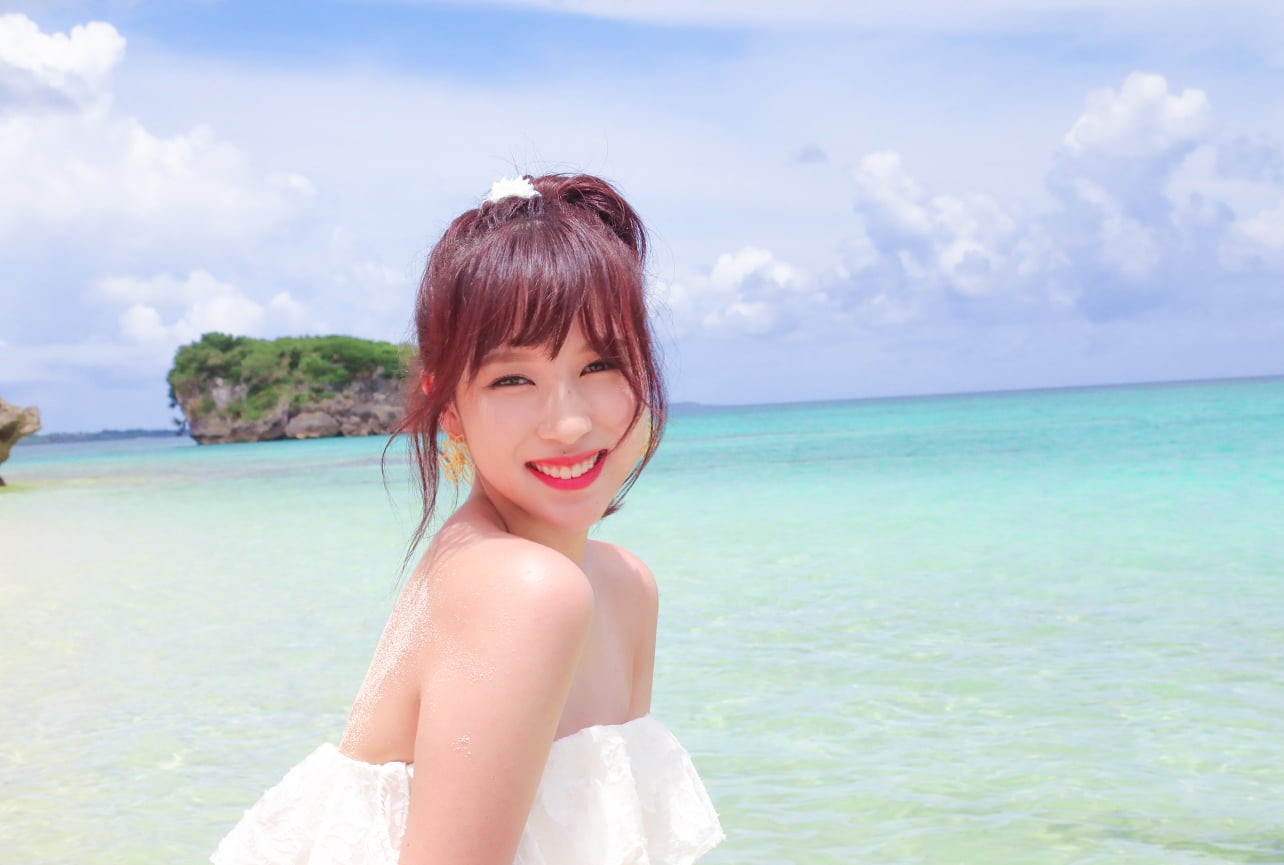 portrait, sea, Twice, young women, looking at camera, beauty in nature, leisure activity, cloud - sky, lifestyles, one person, singer, beautiful woman, HD Wallpaper