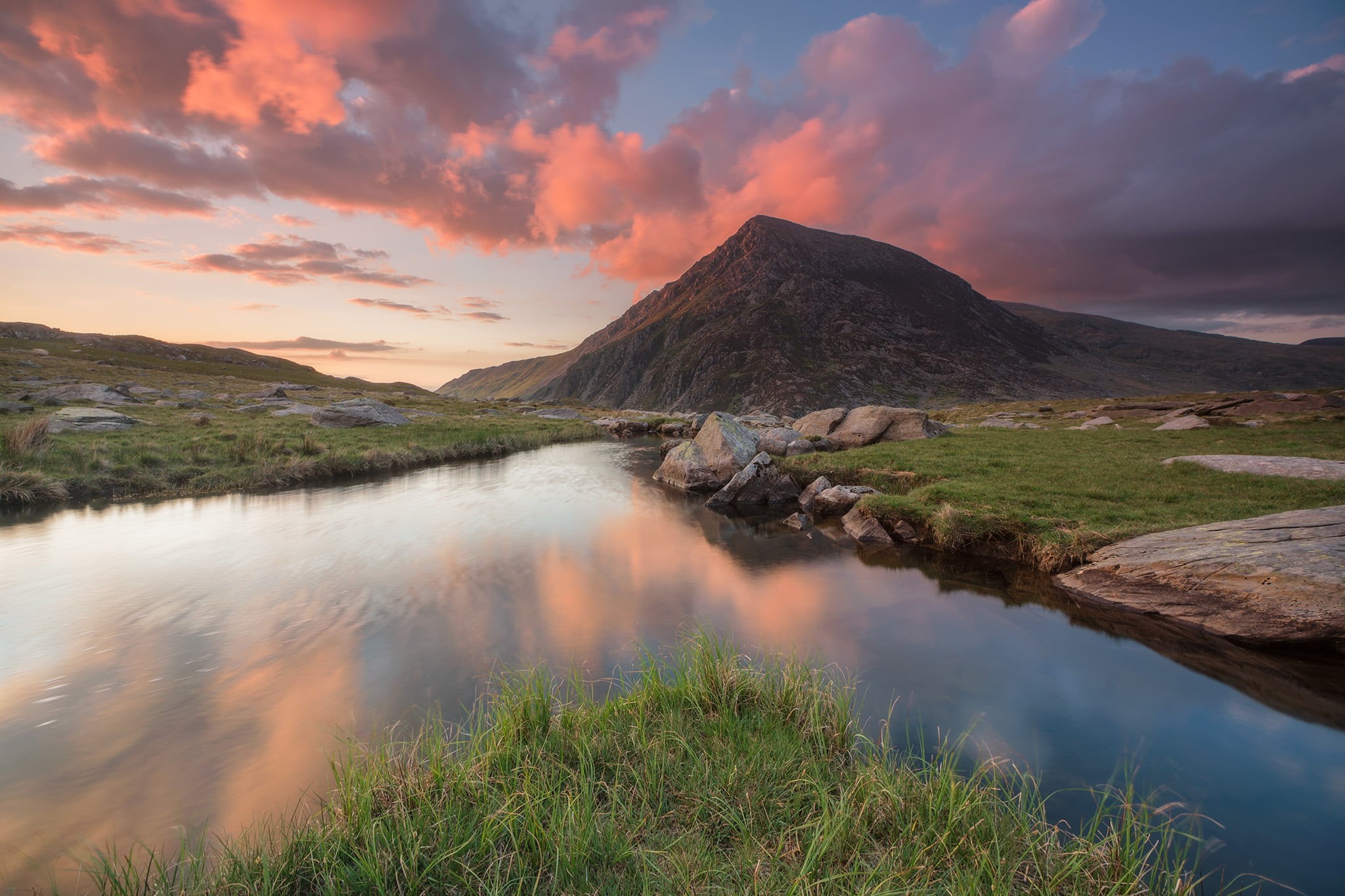 Snowdonia, outdoors, Wales, lake, wen, pen, peak, cloudscape, Cwm Idwal, outdoor, scenics, near, long exposure, photography, brown mountain, grass, body of water, HD Wallpaper