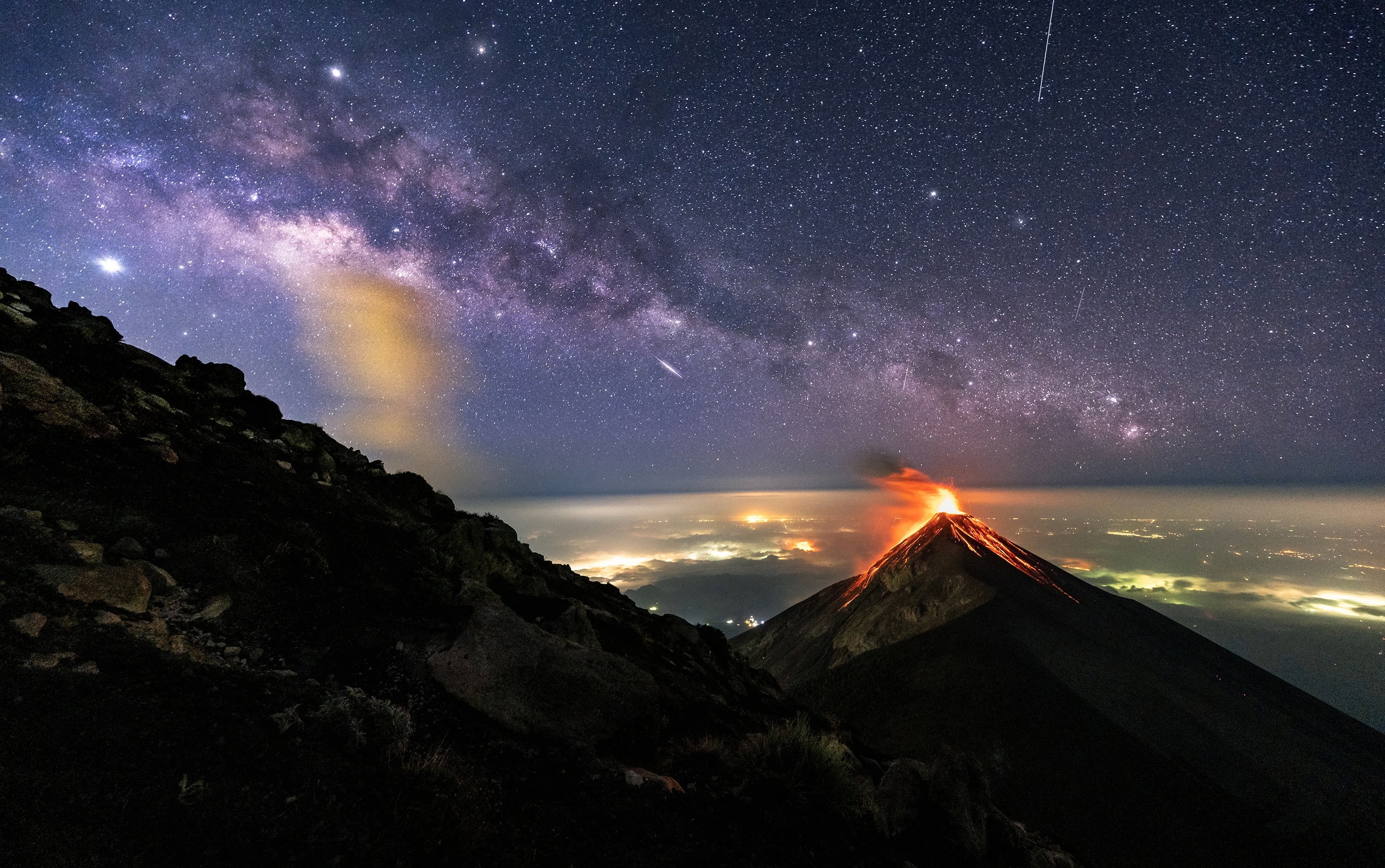 Guatemala, sky, The milky way, stars, Akatenango, the volcano, 2K, volcano, Milky Way, meteor, Acatenango, the sky, HD Wallpaper