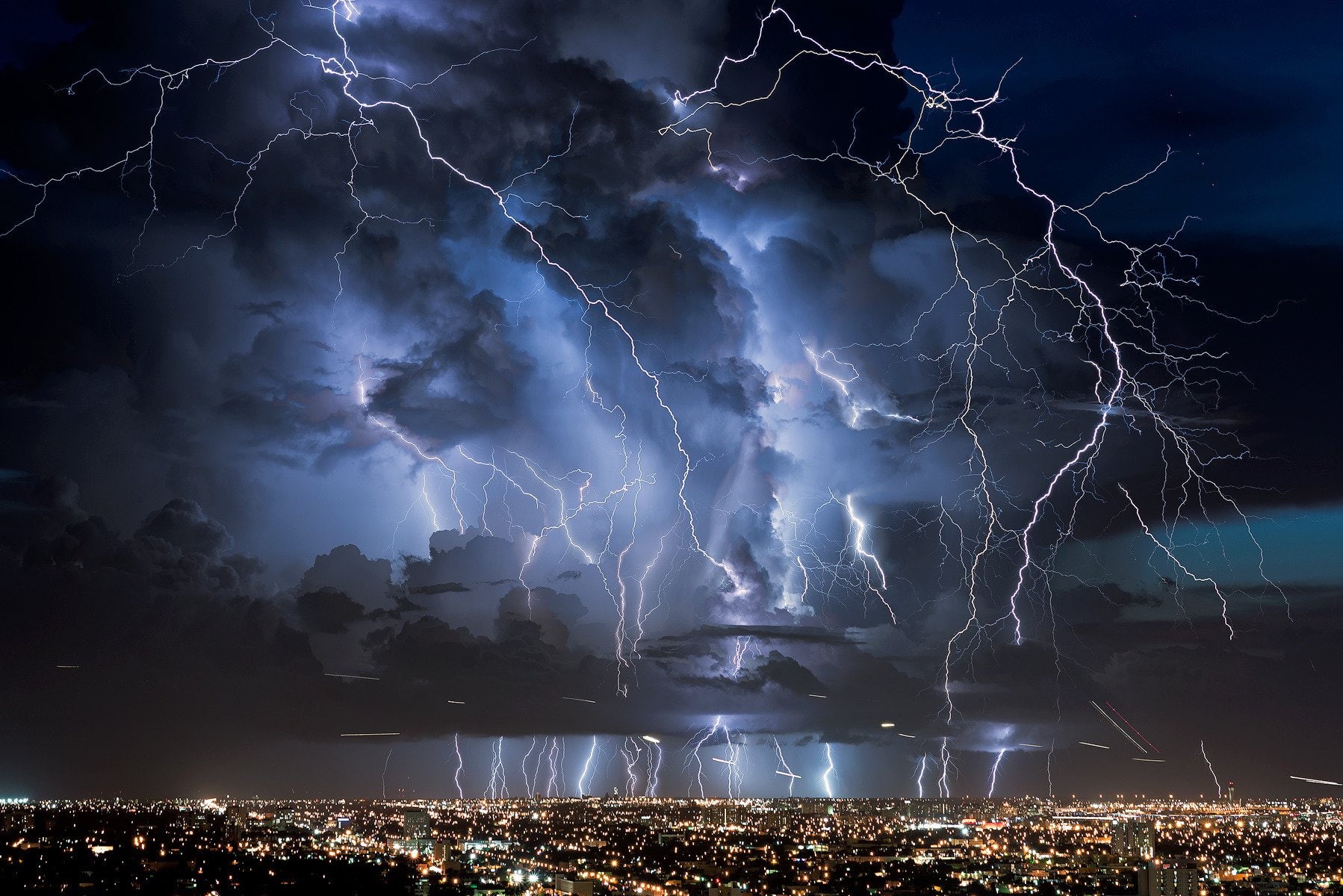 forked lightning, night, 720P, tormenta, beauty in nature, storm, power in nature, illuminated, power, city, architecture, no people, naturaleza, cloud - sky, HD Wallpaper