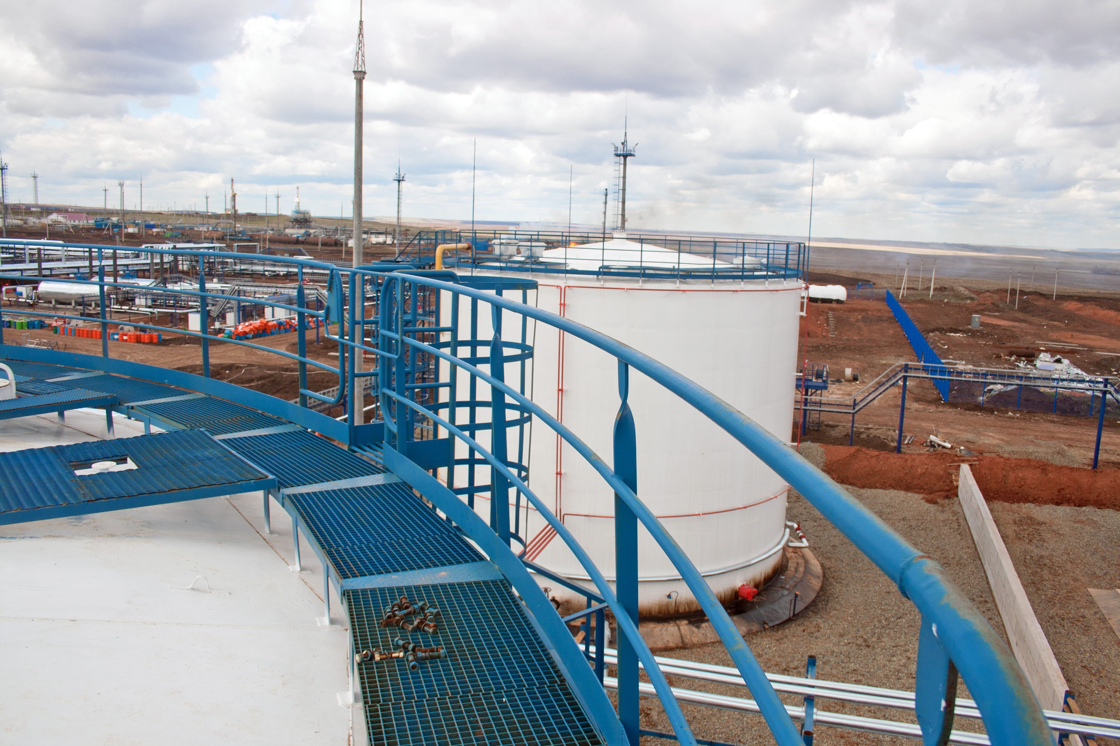 metal, energy, architecture, refinery, day, staircase, cloud - sky, railing, 2K, motor, no people, sky, factory, oil refinery, outdoors, petrochemical, HD Wallpaper