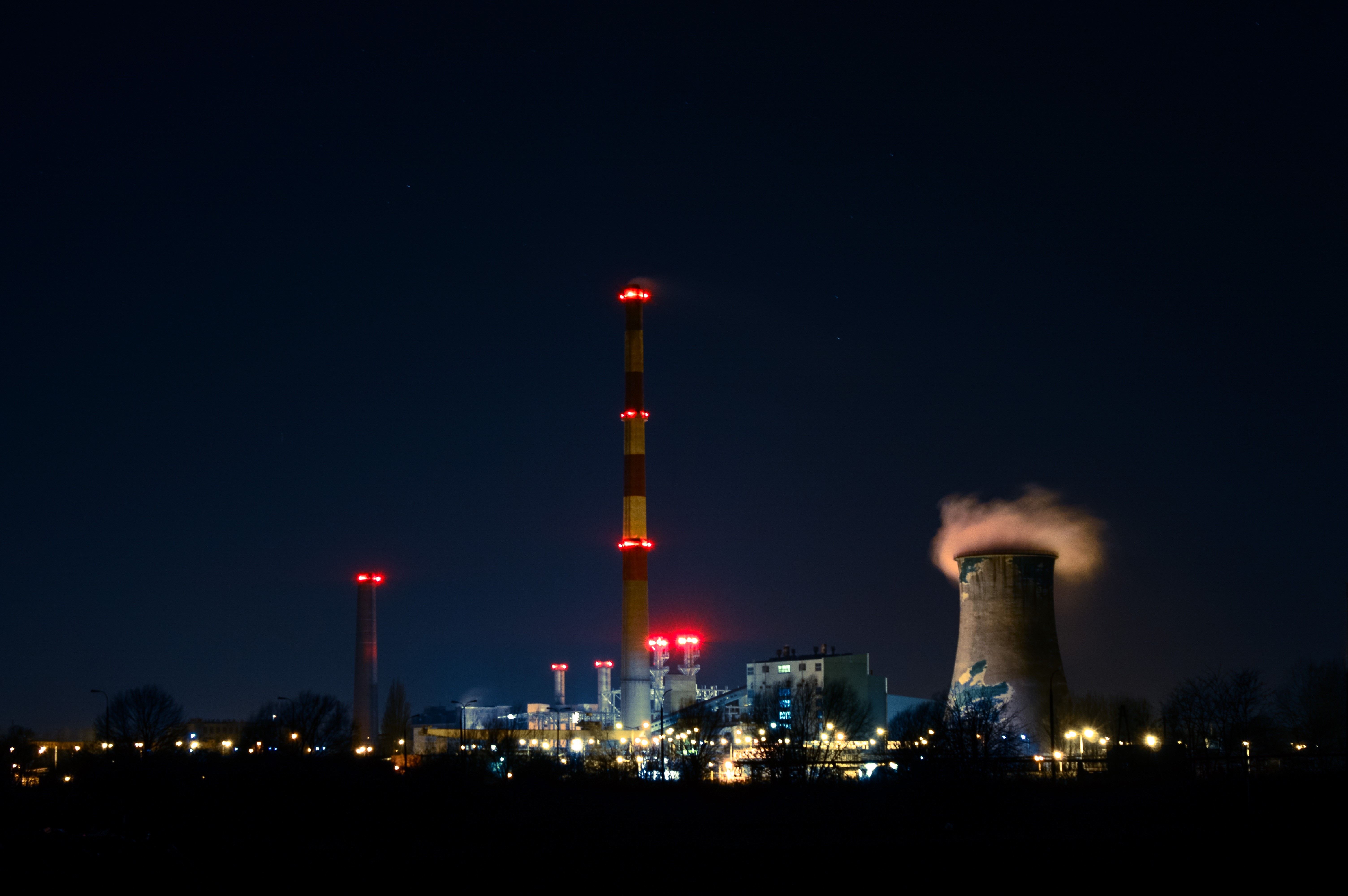 rise, illumnated, no people, smog, electricity, sky, smoke Stack, landscape, 5K, lighted, engineering, refinery, smoke - Physical Structure, building, HD Wallpaper