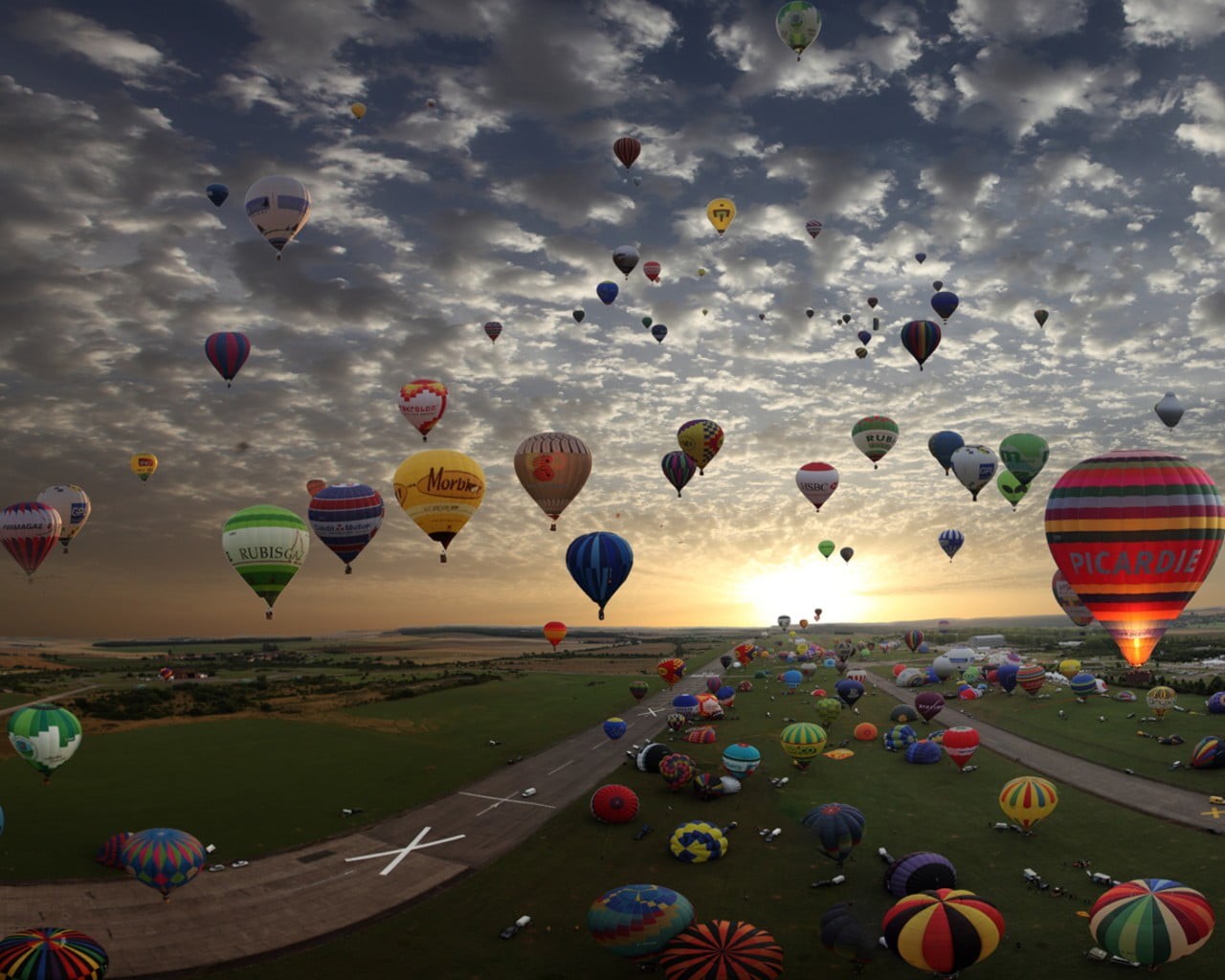 sky, recreational Pursuit, multi Colored, mode of transportation, adventure, yellow, people Traveling, travel, outdoors, cloud - sky, vacations, transportation, HD Wallpaper
