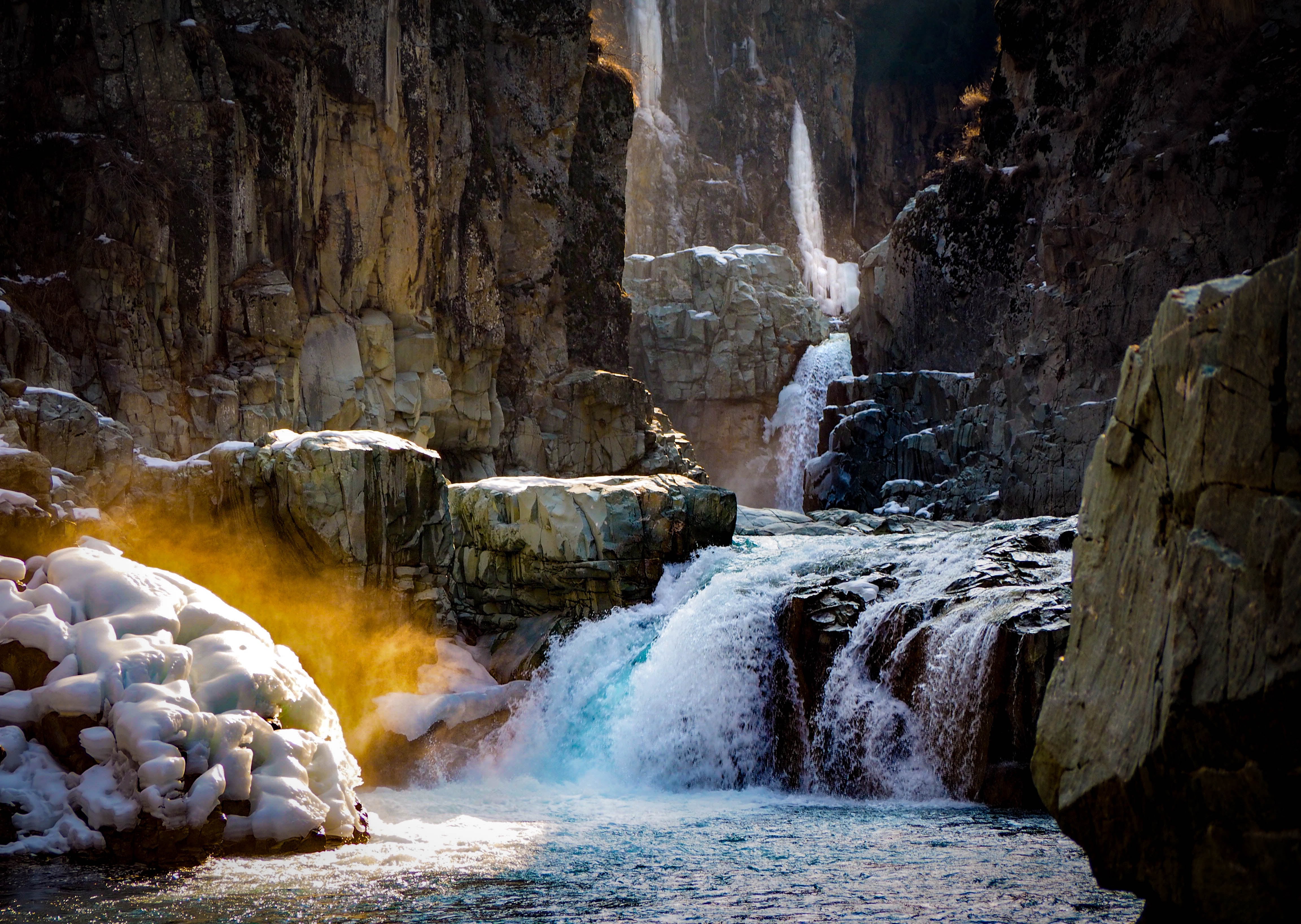 stream, cliff, rock - Object, waterfalls, scenics, 4K, landscape, outdoors, waterfall, gorge, nature, river, near, mountain, flow, flux, Aharbal Falls, HD Wallpaper