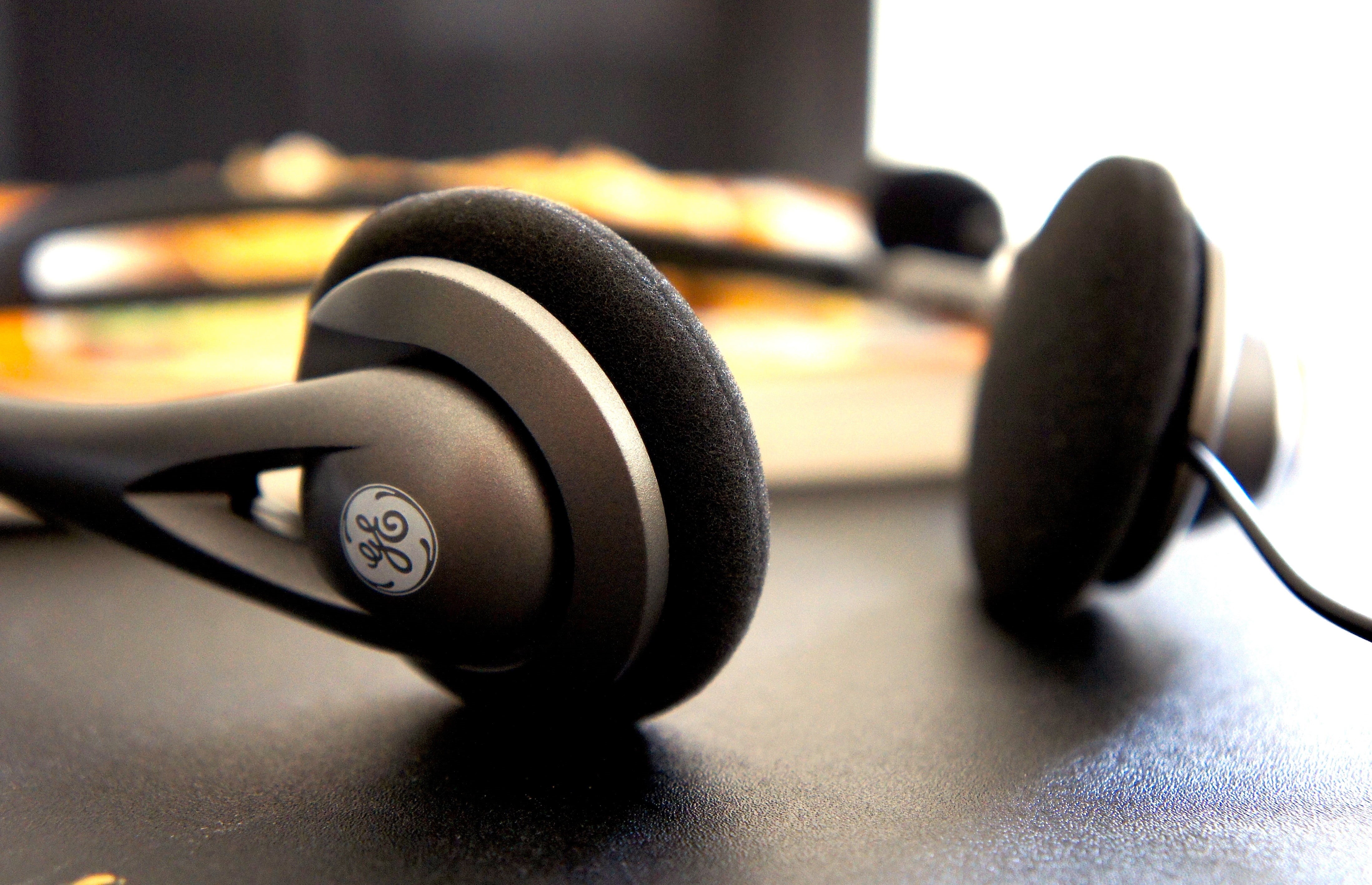 equipment, whit, dance, music, headphones, headphone, 4K, play, black, phone, audio, GE, listening, surface, sound  studio, headset, HD Wallpaper