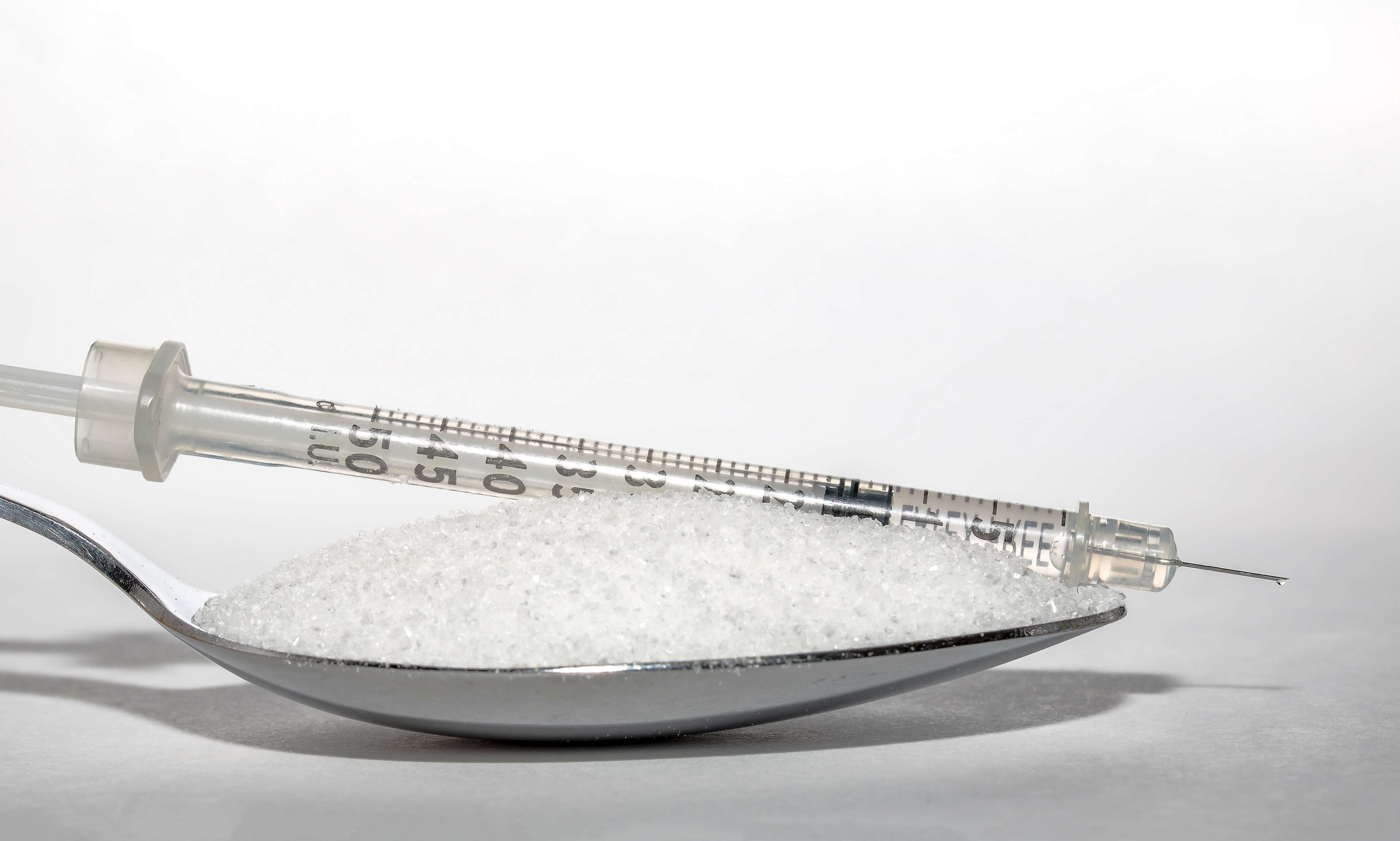 syringe on spoon lying, science, insulin syringe, white background, whit, unhealthy, close-up, bless you, gries sugar, insulin, security, food, glucose, HD Wallpaper