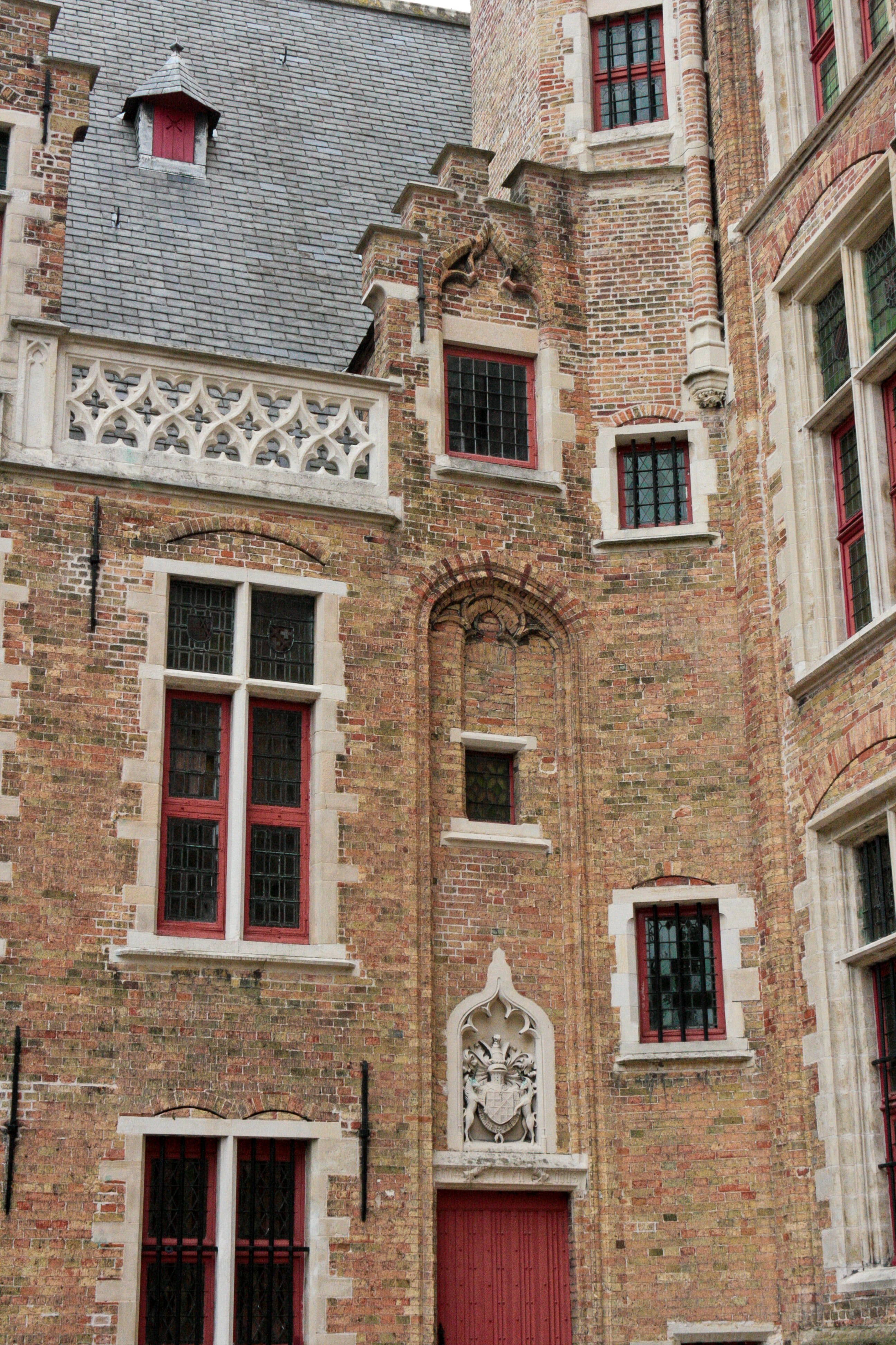 window, town, 4K, bruges, building, history, day, full frame, whit, outdoors, facade, the past, no people, gothic, architecture, building exterior, built structure, Phone HD Wallpaper
