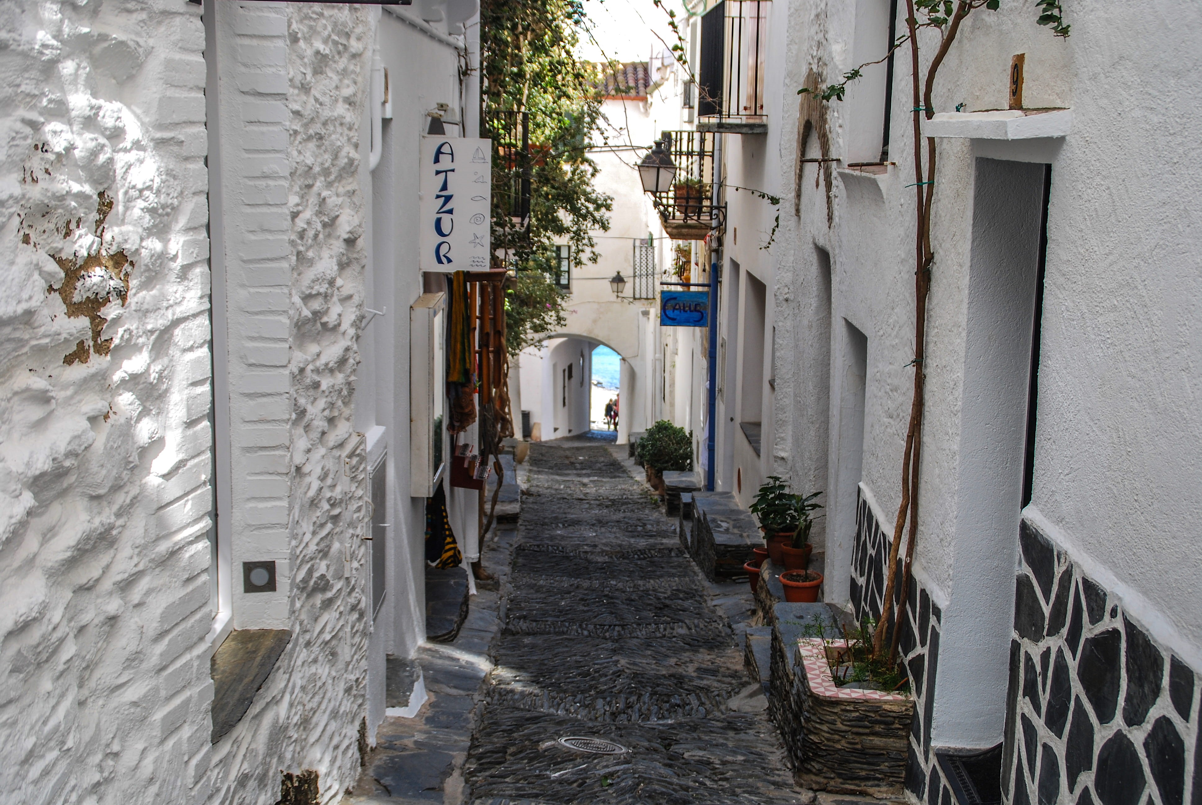 blanco, day, lighting equipment, calle, fondo, plant, narrow, residential district, direction, pueblo, footpath, catalunya, nature, long, meditarraneo, HD Wallpaper