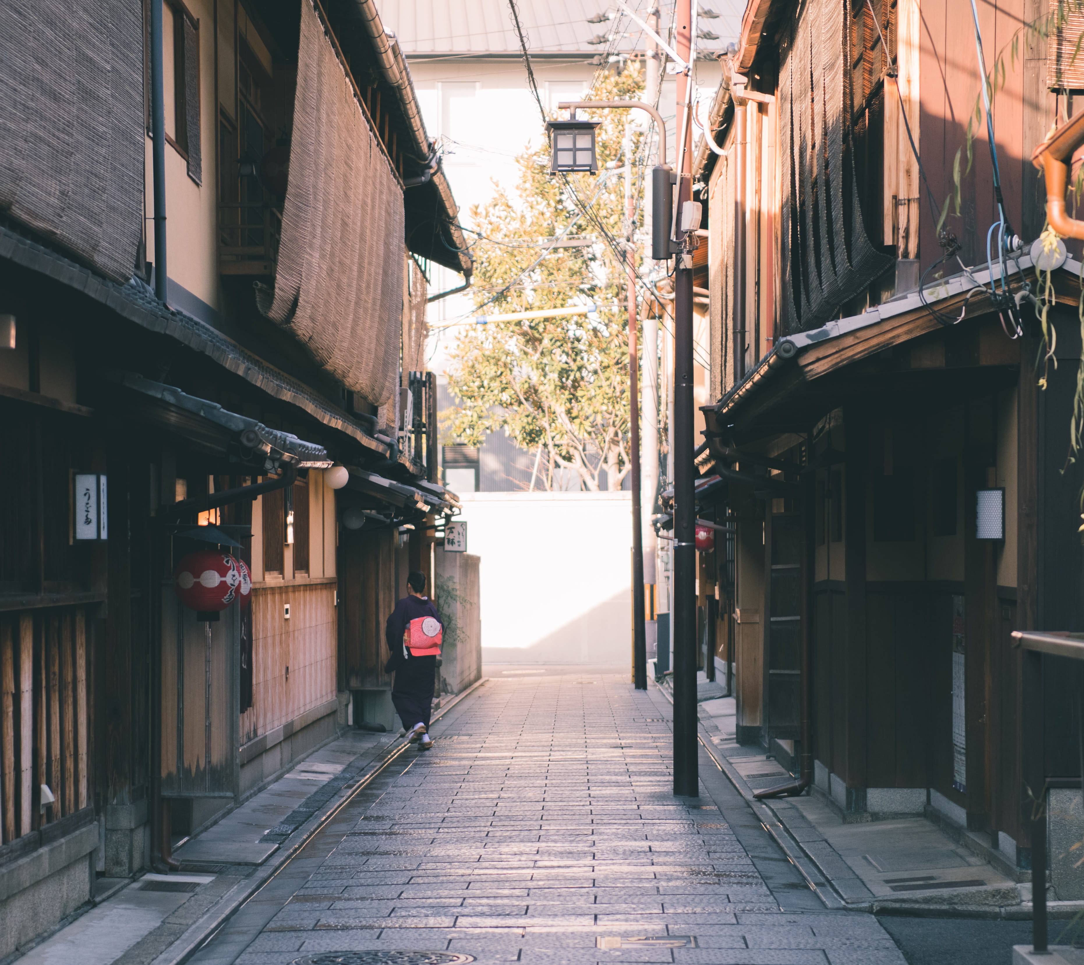 architecture, 2K, alley, narrow, outdoors, dress, house, gion, residential district, footpath, no people, lighting equipment, wearing, city, built structure, HD Wallpaper