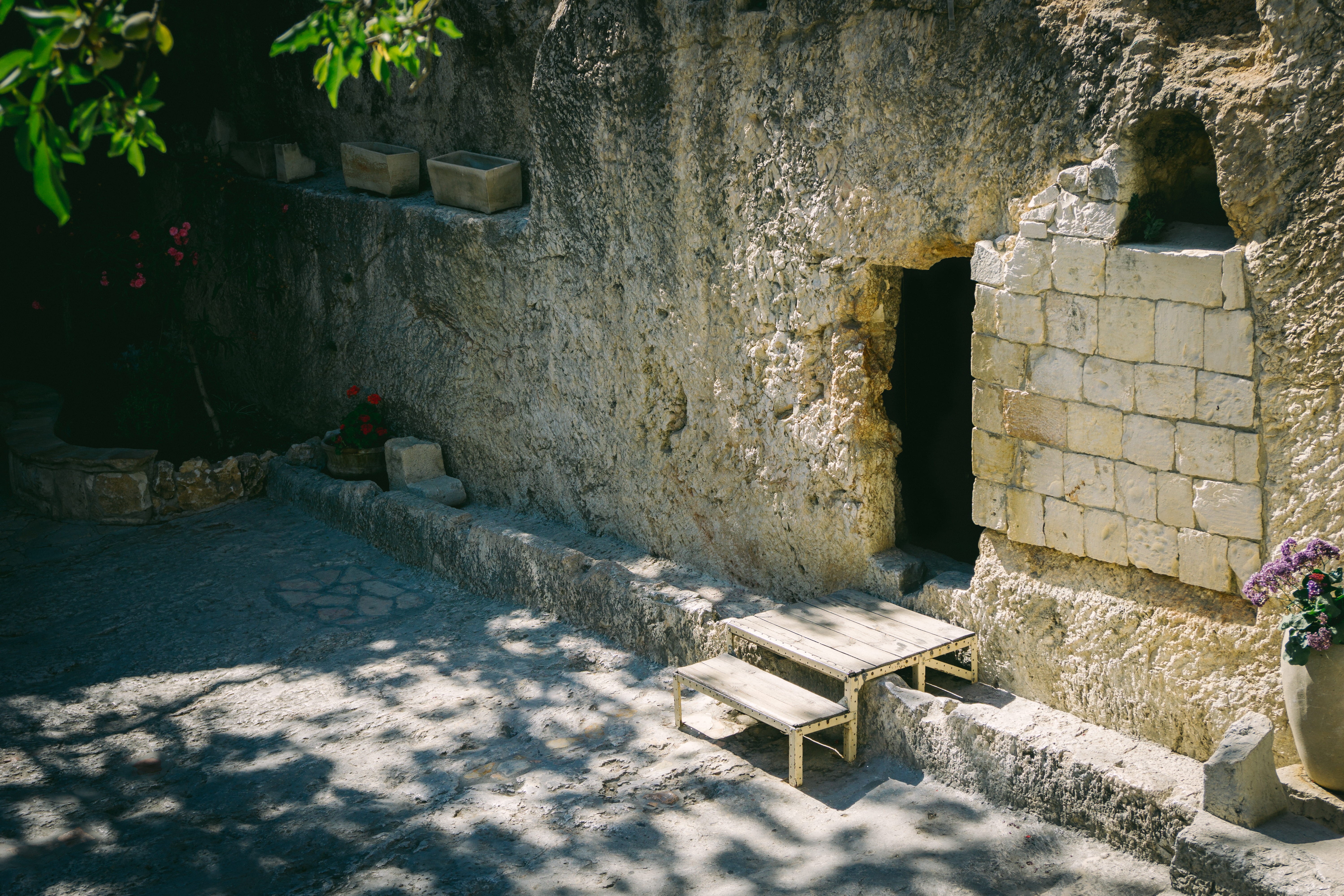 the garden tomb jerusalem, nature, first fruits, jerusalem, wall, building, grave, seat, old, no people, architecture, bible, tomb, resurrection, stone, HD Wallpaper