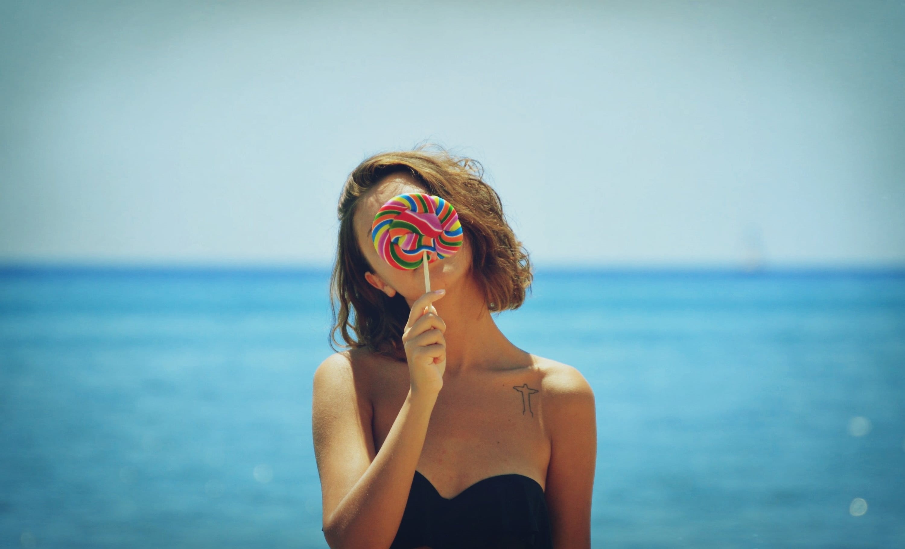focus on foreground, vacation, nature, sunlight, creek, green, corcovado, environment, sun, lifestyles, adult, lollipop, paradise, island, portrait, young adult, HD Wallpaper