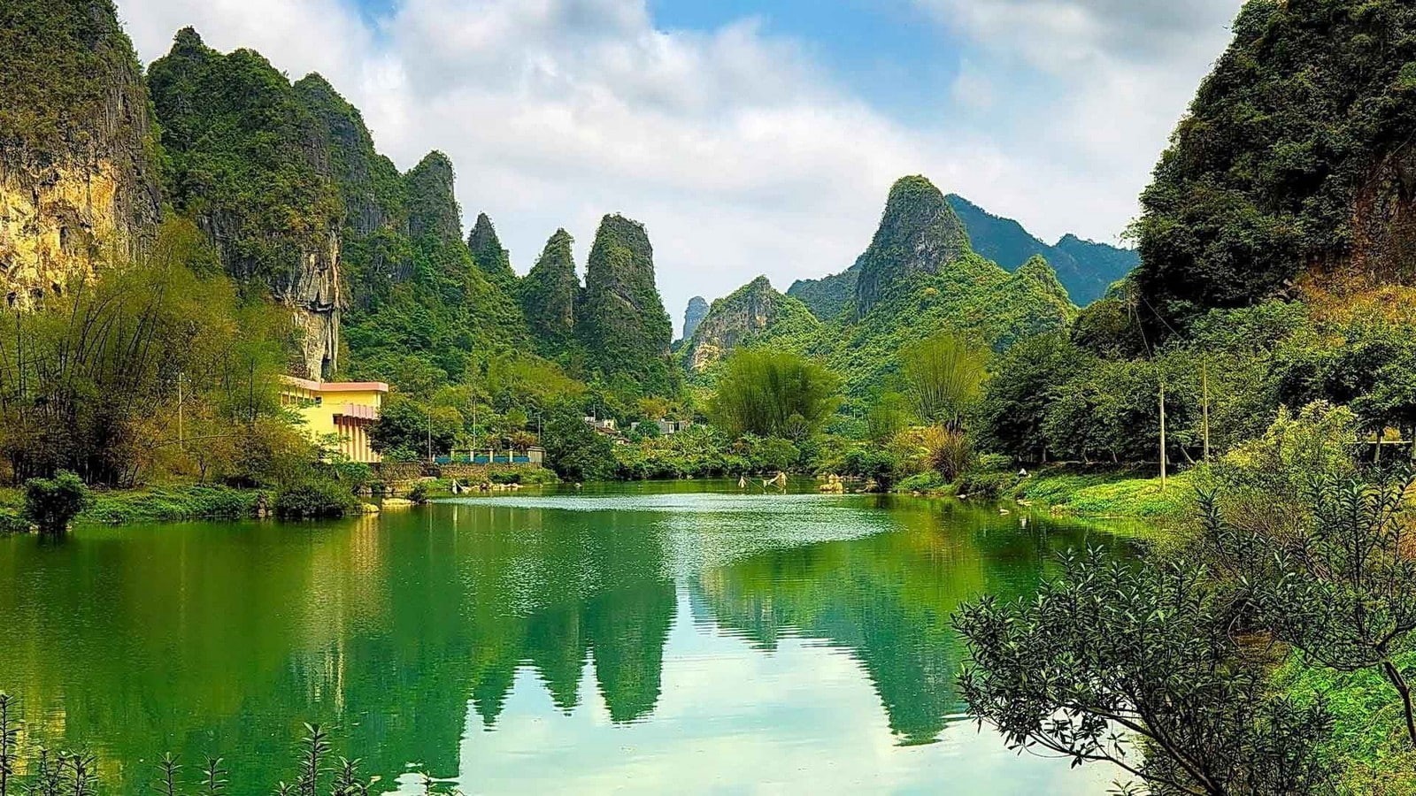 travel destinations, trees, beauty in nature, China, forest, tranquility, tranquil scene, architecture, mountain, green color, cliff, nature, lake, shrubs, HD Wallpaper