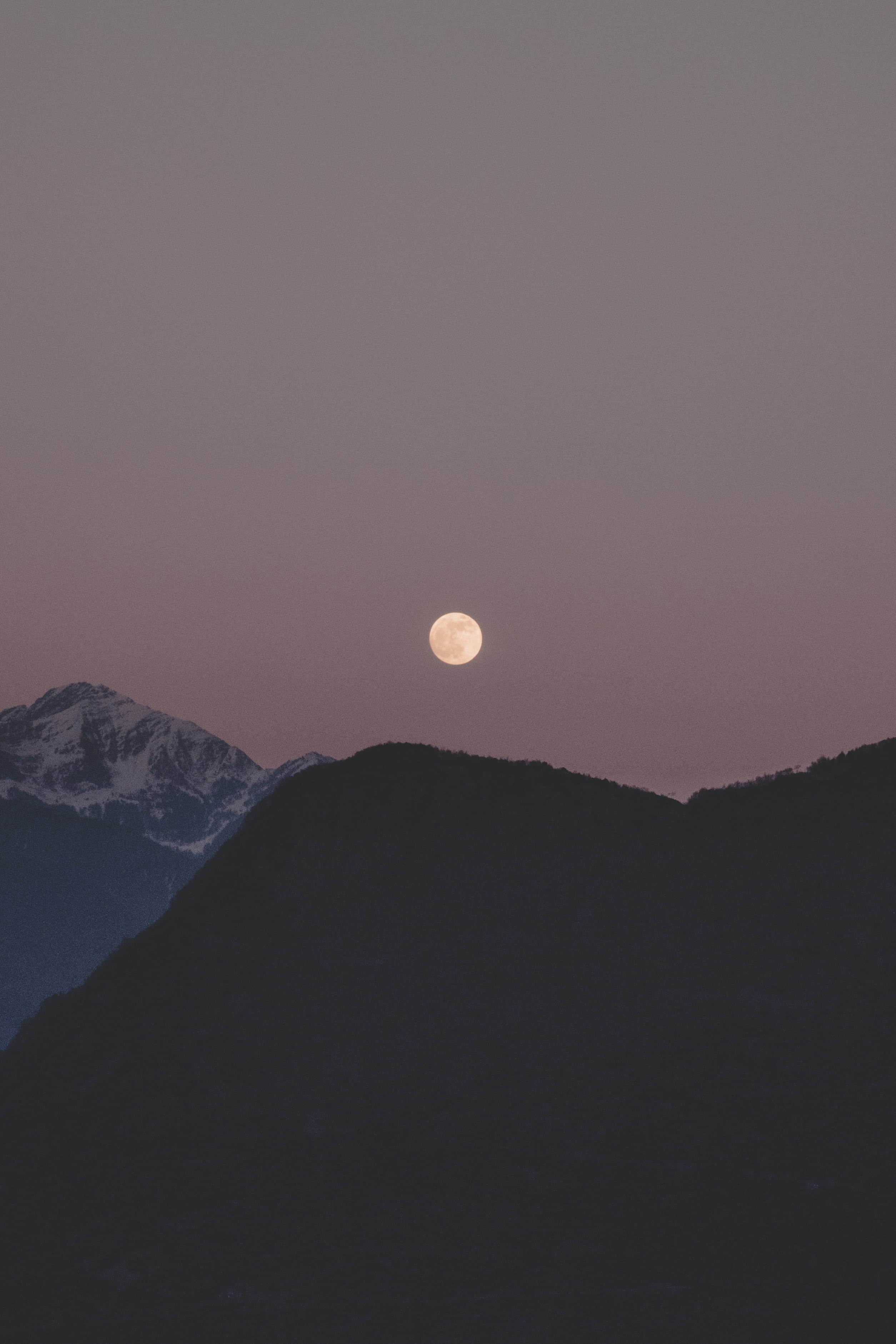 eclipse, non-urban scene, moonlight, mountain range, full, moon, sky, universe, space, white, idyllic, beauty in nature, moon, lunar eclipse, Phone HD Wallpaper