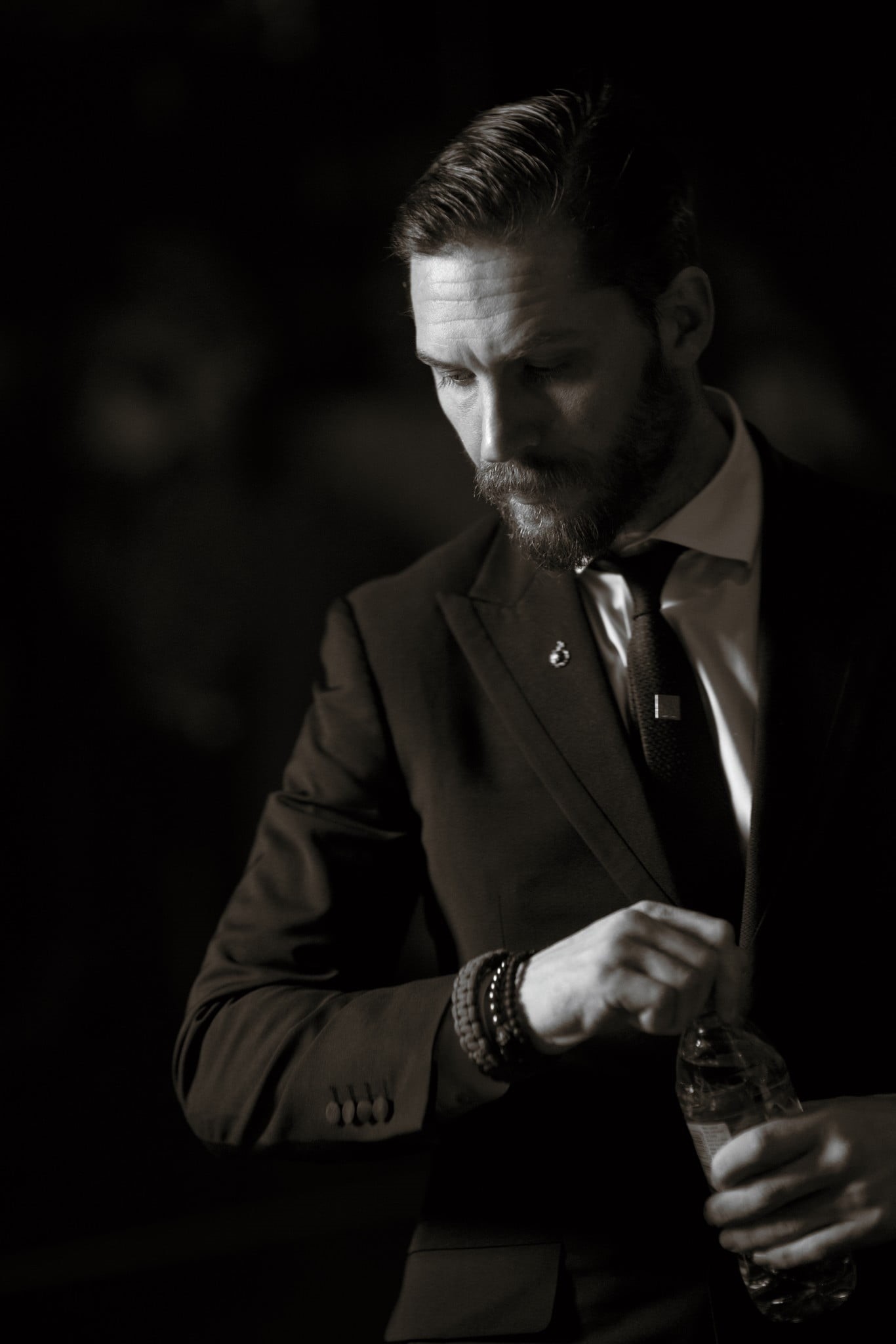suit, portrait, monochrome, 1080P, dark, men, formalwear, drinking, Tom Hardy, black, indoors, elegance, waist up, beard, adult, alcohol, happy hour, white, Phone HD Wallpaper